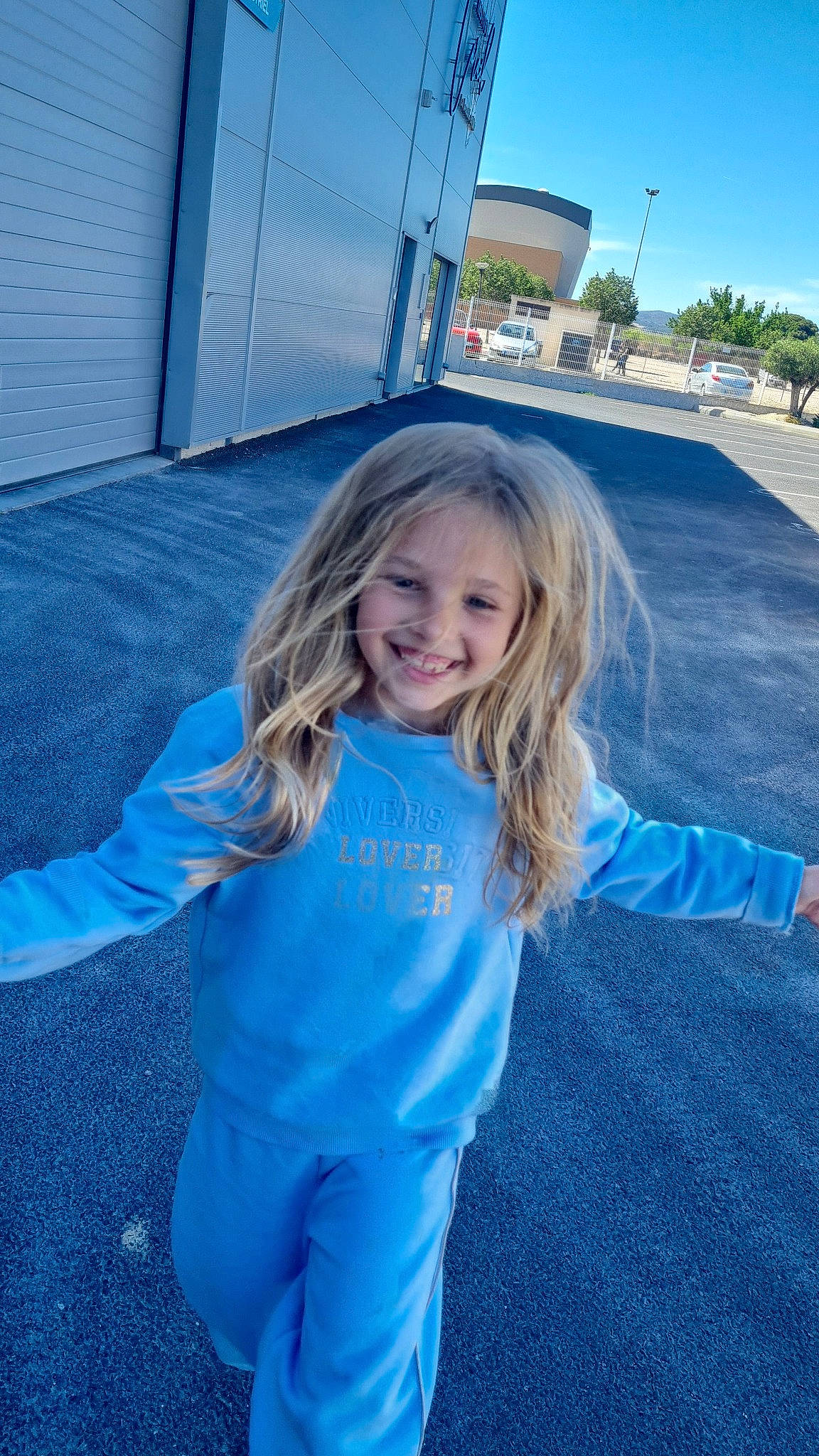 Elyana participe au concours pour gagner de l'argent avec cette photo : asphalt, azure, blond, blue, child, daytime, denim, electric_blue, fun, grass, happy, joy, leisure, person, public_space, recreation, sky, smile, t_shirt, toddler