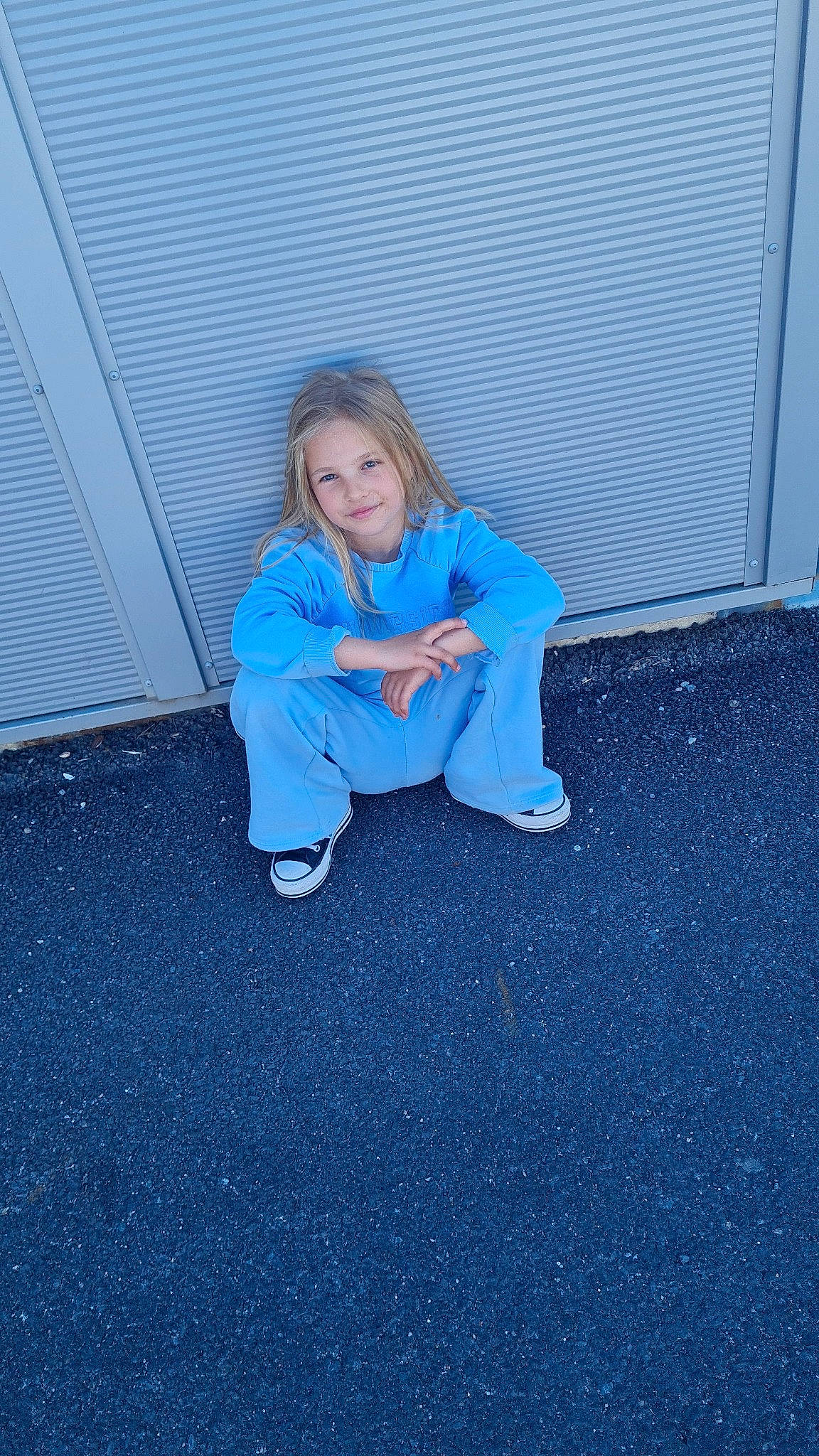 Elyana a rejoint le concours — aidez-le/la à gagner de superbes lots ! asphalt, comfort, denim, electric_blue, flash_photography, floor, flooring, fun, grass, human_leg, joy, knee, person, portrait_photography, road_surface, sitting, symmetry, tints_and_shades, toddler