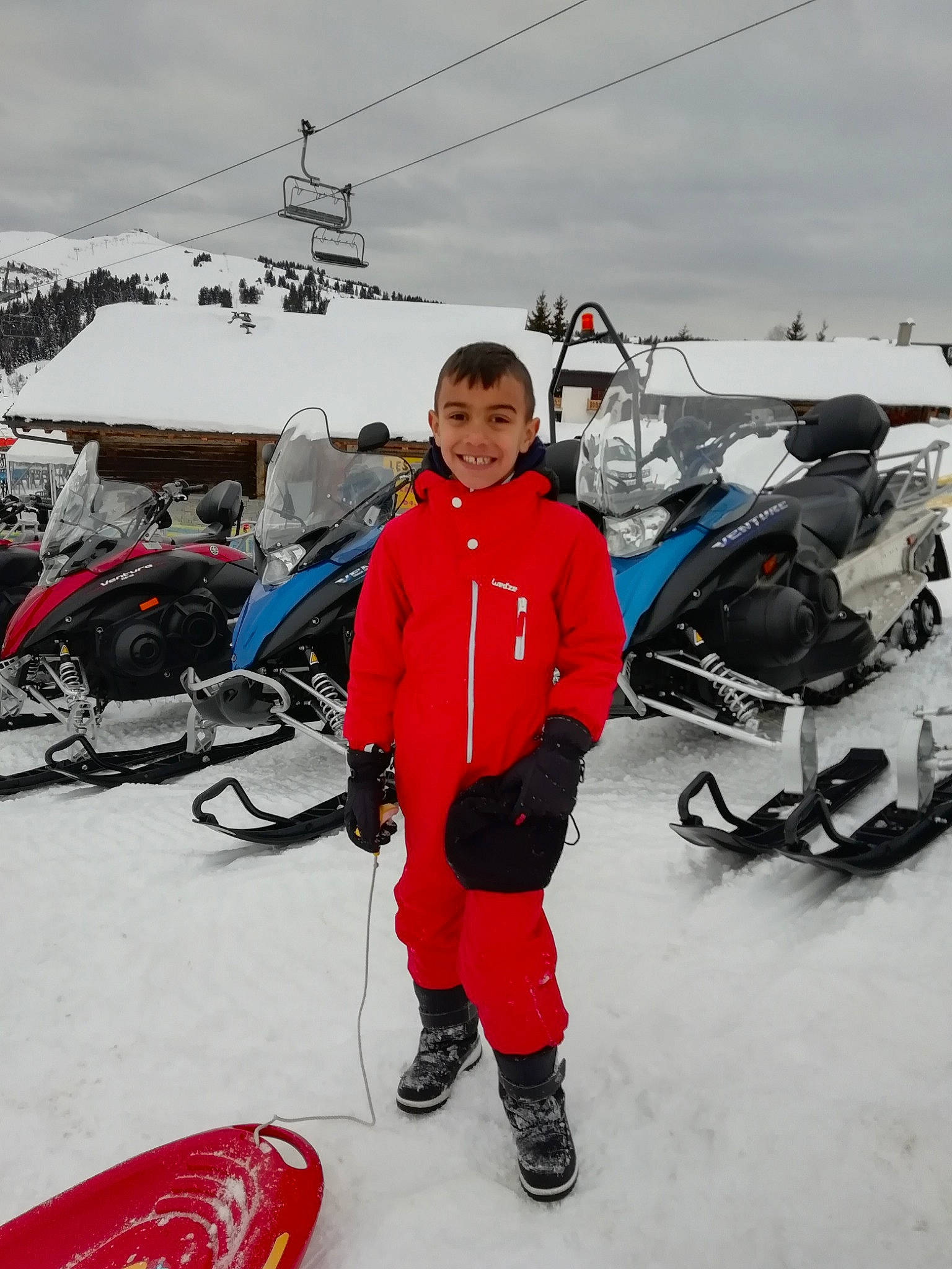 Yanis a rejoint le concours — aidez-le/la à gagner de superbes lots ! geological_phenomenon, ice, joy, person, recreation, snow, sports_equipment, vehicle, winter