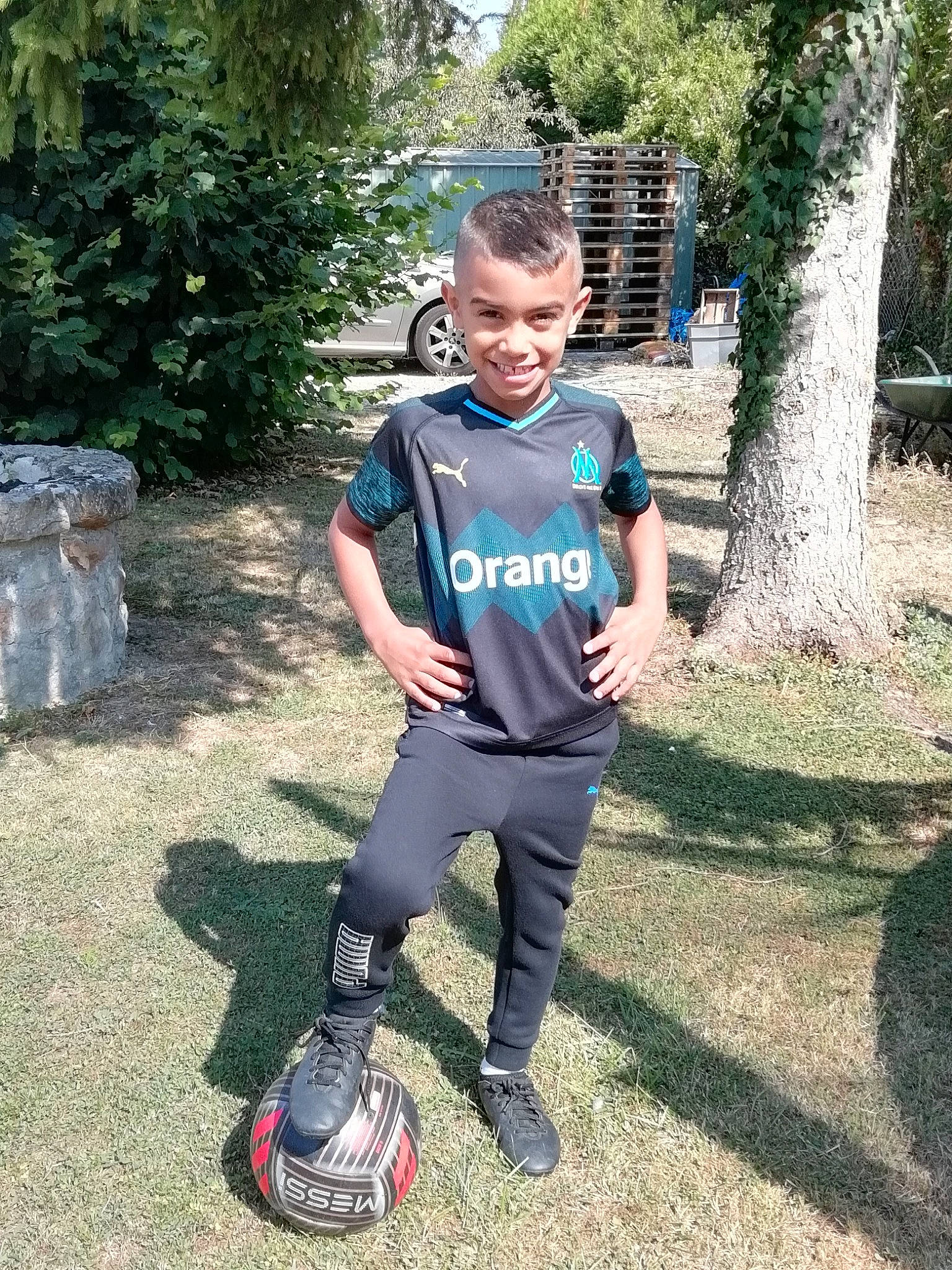 Yanis a rejoint le concours — aidez-le/la à gagner de superbes lots ! footwear, joy, person, play, recreation, shoe