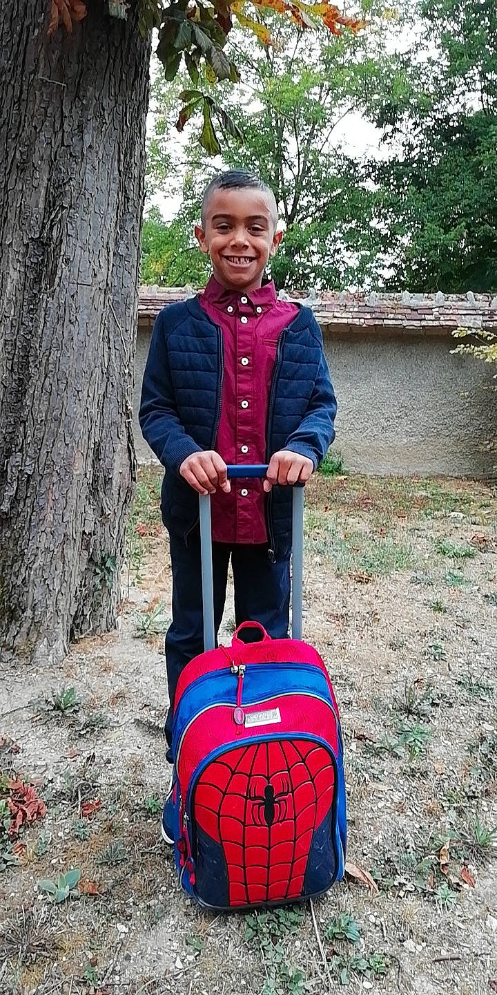 Yanis a rejoint le concours — aidez-le/la à gagner de superbes lots ! child, joy, lifejacket, outerwear, person, recreation, toddler