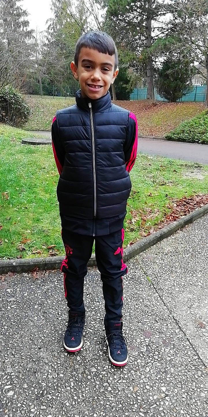 Yanis participe au concours pour gagner de l'argent avec cette photo : child, child_model, clothing, cool, fashion, footwear, jacket, jeans, joy, neck, outerwear, person, shoe, sleeve, sportswear, street_fashion, style, t_shirt, trousers, winter