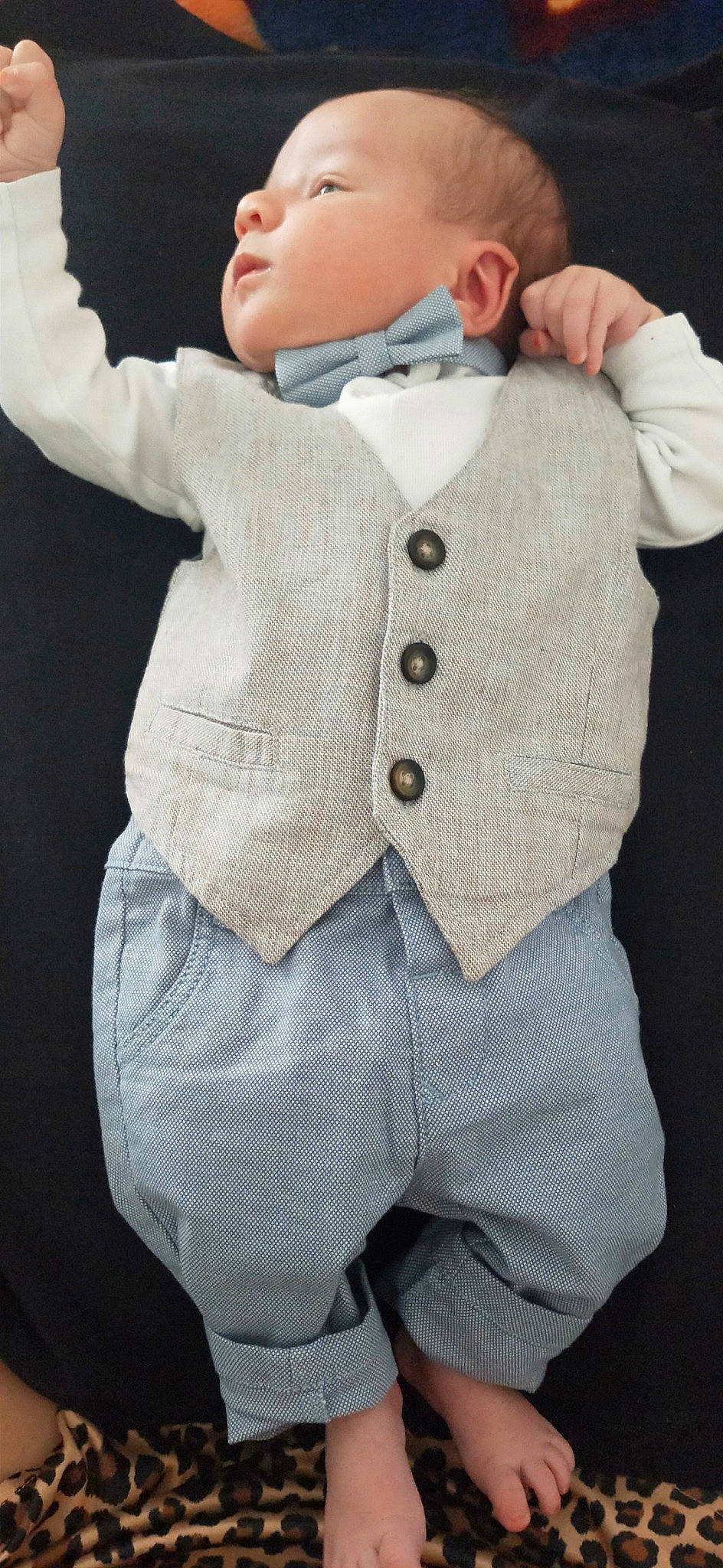 Marouane participe au concours pour gagner de l'argent avec cette photo : baby, baby_products, baby_toddler_clothing, beige, button, child, clothing, formal_wear, infant_bodysuit, jacket, outerwear, person, pocket, product, sleeve, suit, sweater, toddler
