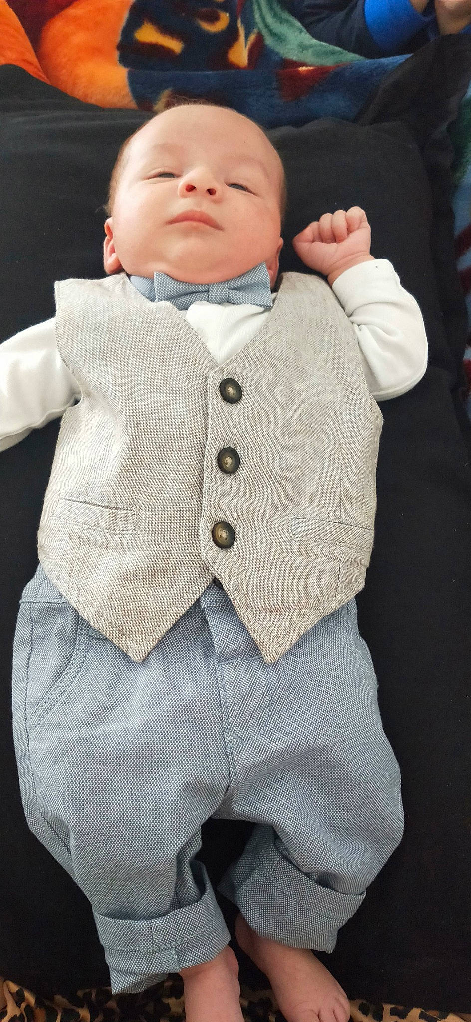 Marouane a rejoint le concours — aidez-le/la à gagner de superbes lots ! baby, baby_products, baby_toddler_clothing, beige, bow_tie, cheek, child, child_model, formal_wear, outerwear, person, product, suit, tie, toddler, tuxedo