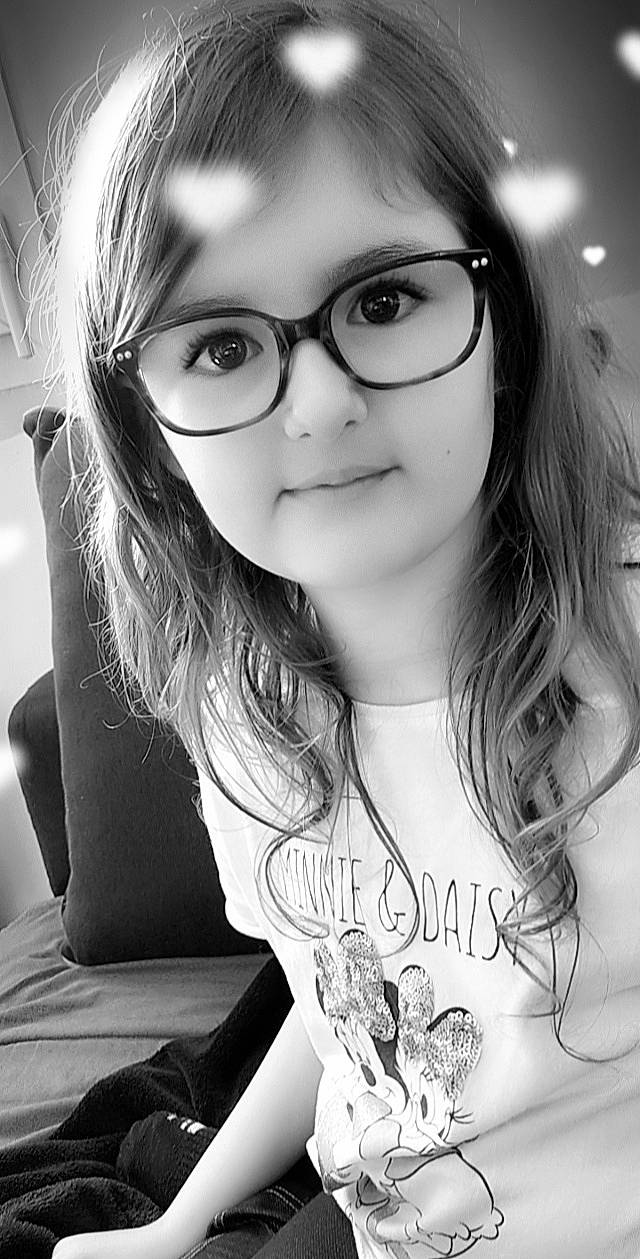 Cassy participe au concours pour gagner de l'argent avec cette photo : black, eye, eyebrow, eyelash, flash_photography, forehead, glasses, hair, hairstyle, hand, lip, mouth, neck, nose, organ, person, photograph, shoulder, skin, vision_care