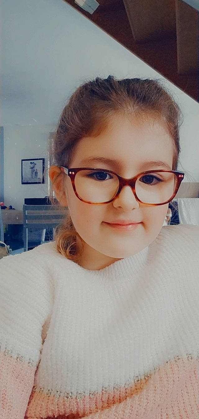 Cassy participe au concours pour gagner de l'argent avec cette photo : cheek, chin, ear, eye, eyebrow, eyelash, eyewear, forehead, glasses, hair, head, iris, jaw, lip, neck, nose, person, shoulder, skin, smile