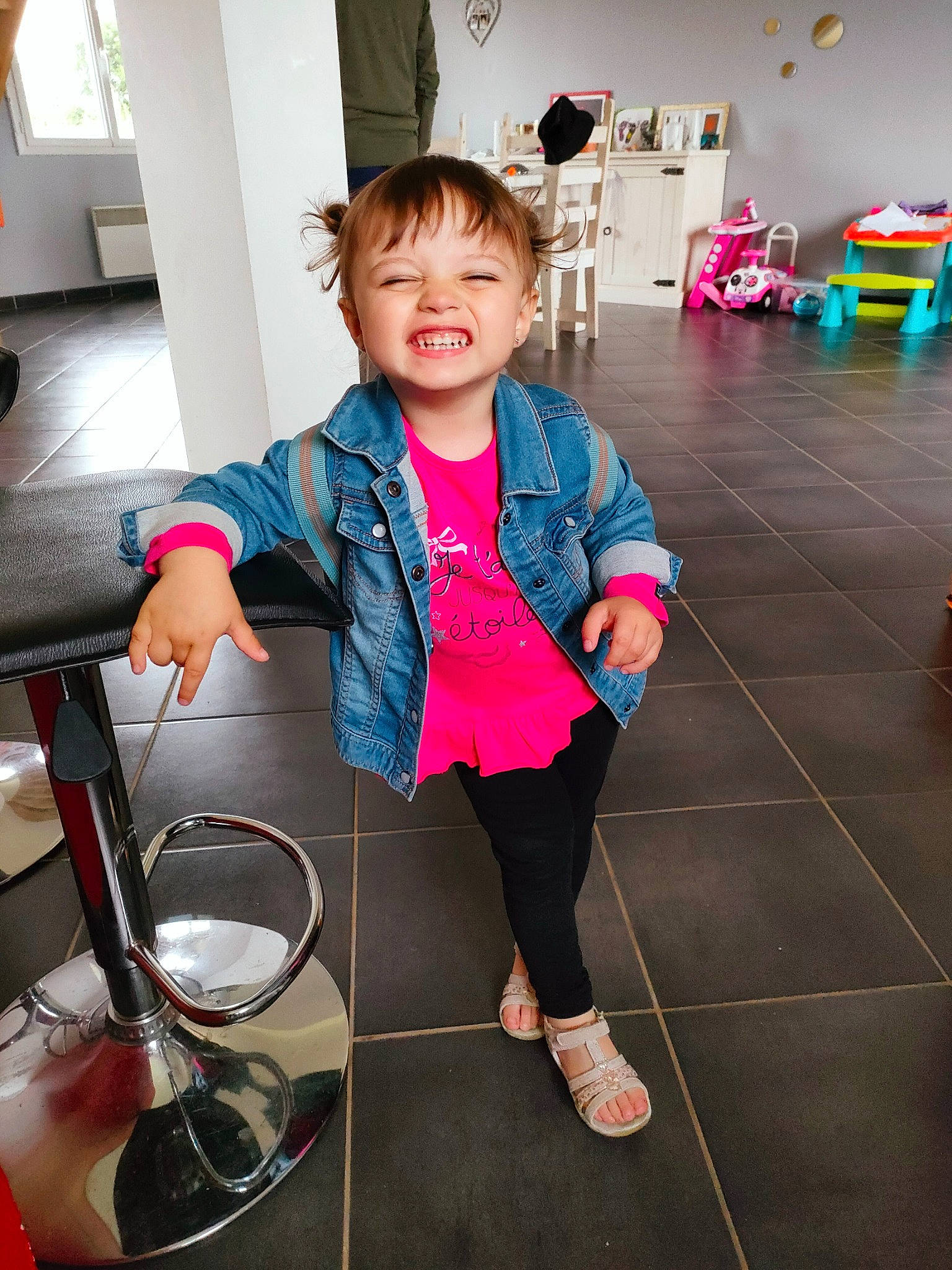 Rose participe au concours pour gagner de l'argent avec cette photo : baby_toddler_clothing, bag, child, cooking, design, flip_flops, flooring, fun, happy, kitchen_appliance, leisure, luggage_and_bags, magenta, person, pink, product, sandal, sleeve, smile, standing