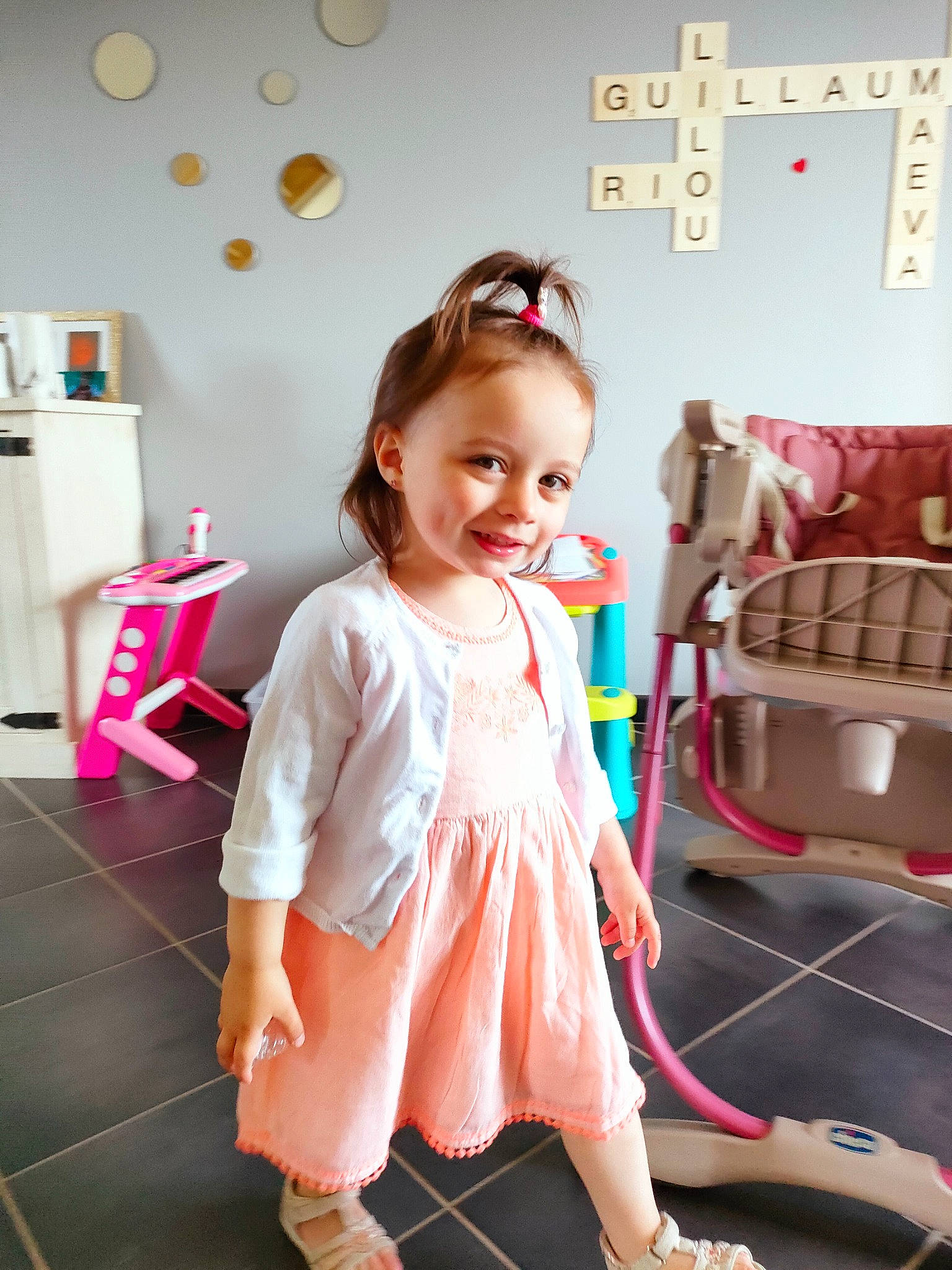 Rose a rejoint le concours — aidez-le/la à gagner de superbes lots ! baby_toddler_clothing, child, dress, event, fashion_accessory, fashion_design, floor, flooring, fun, happy, human_leg, joy, magenta, pattern, person, pink, room, skin, smile, sock