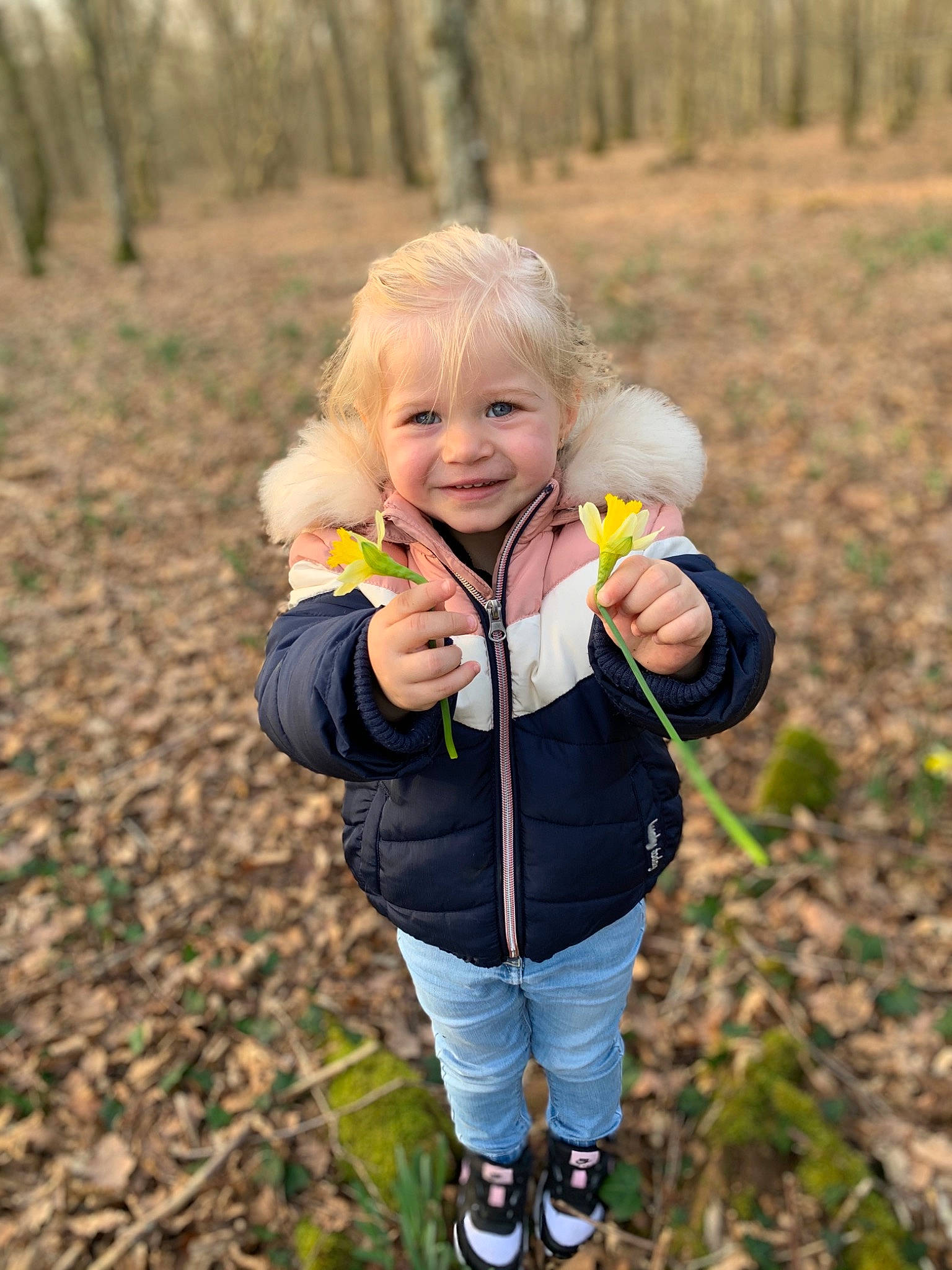 Lyanna a rejoint le concours — aidez-le/la à gagner de superbes lots ! baby, blond, child, face, fun, gesture, grass, happy, jacket, joy, leisure, natural_landscape, people_in_nature, person, plant, recreation, smile, soil, spring, toddler
