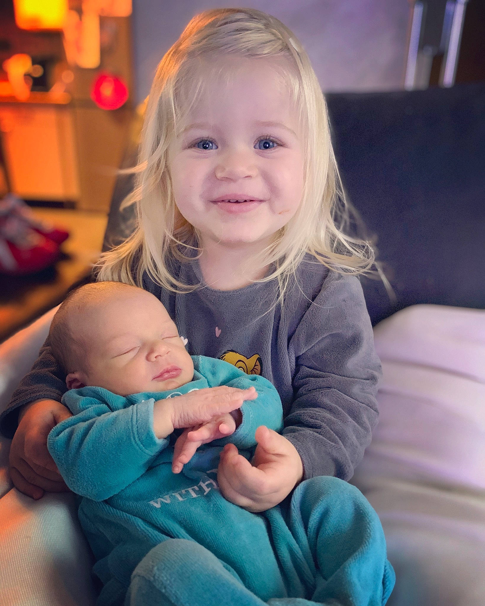 Lyanna participe au concours pour gagner de l'argent avec cette photo : arm, baby_toddler_clothing, cheek, chin, comfort, eye, face, gesture, hair, hairstyle, hand, happy, head, iris, joy, leg, mouth, organ, person, photograph