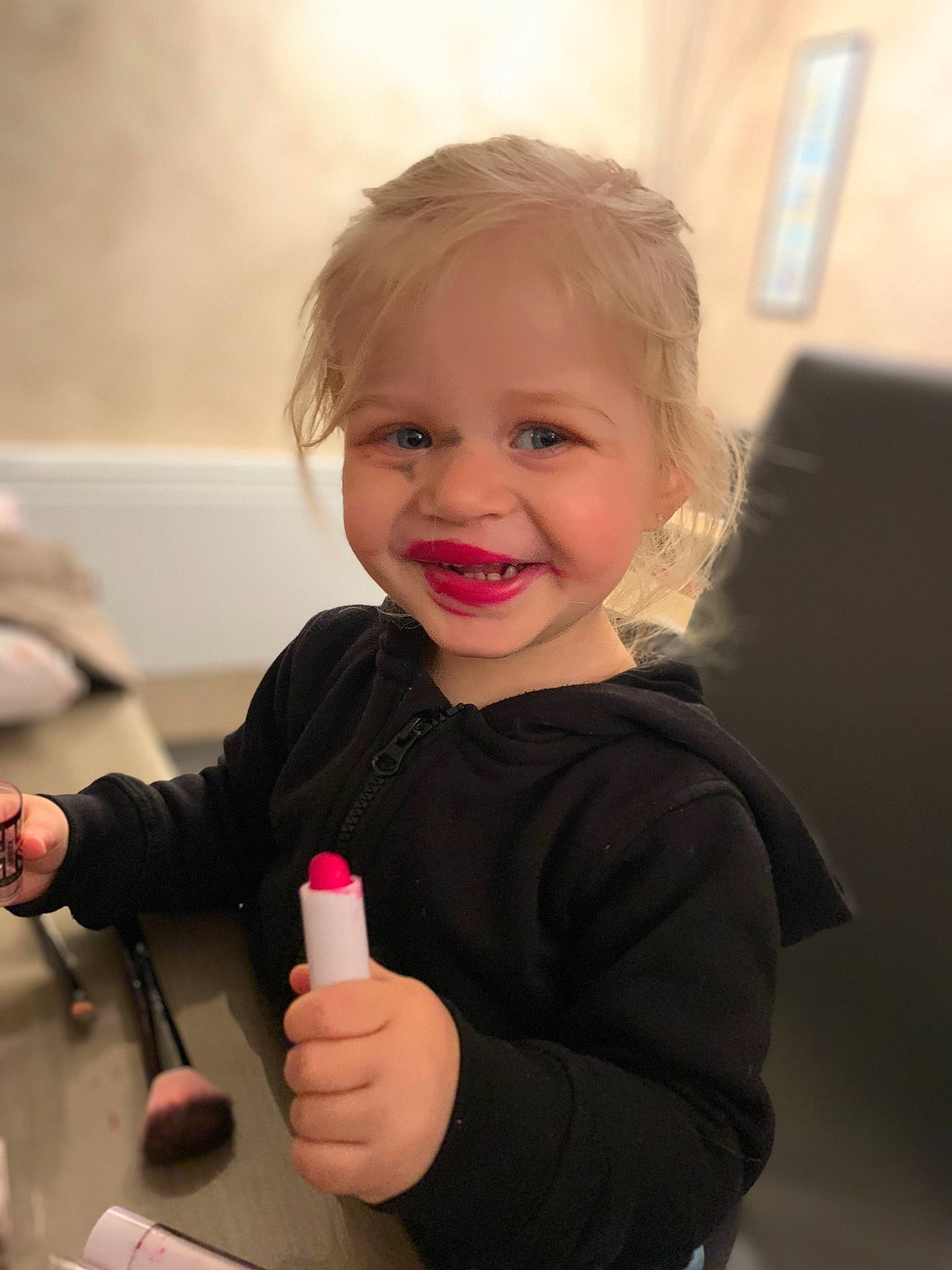 Lyanna participe au concours pour gagner de l'argent avec cette photo : arm, cheek, chin, eye, eyebrow, eyelash, finger, gesture, hairstyle, hand, happy, human_body, iris, joint, joy, lip, nose, person, skin, sleeve