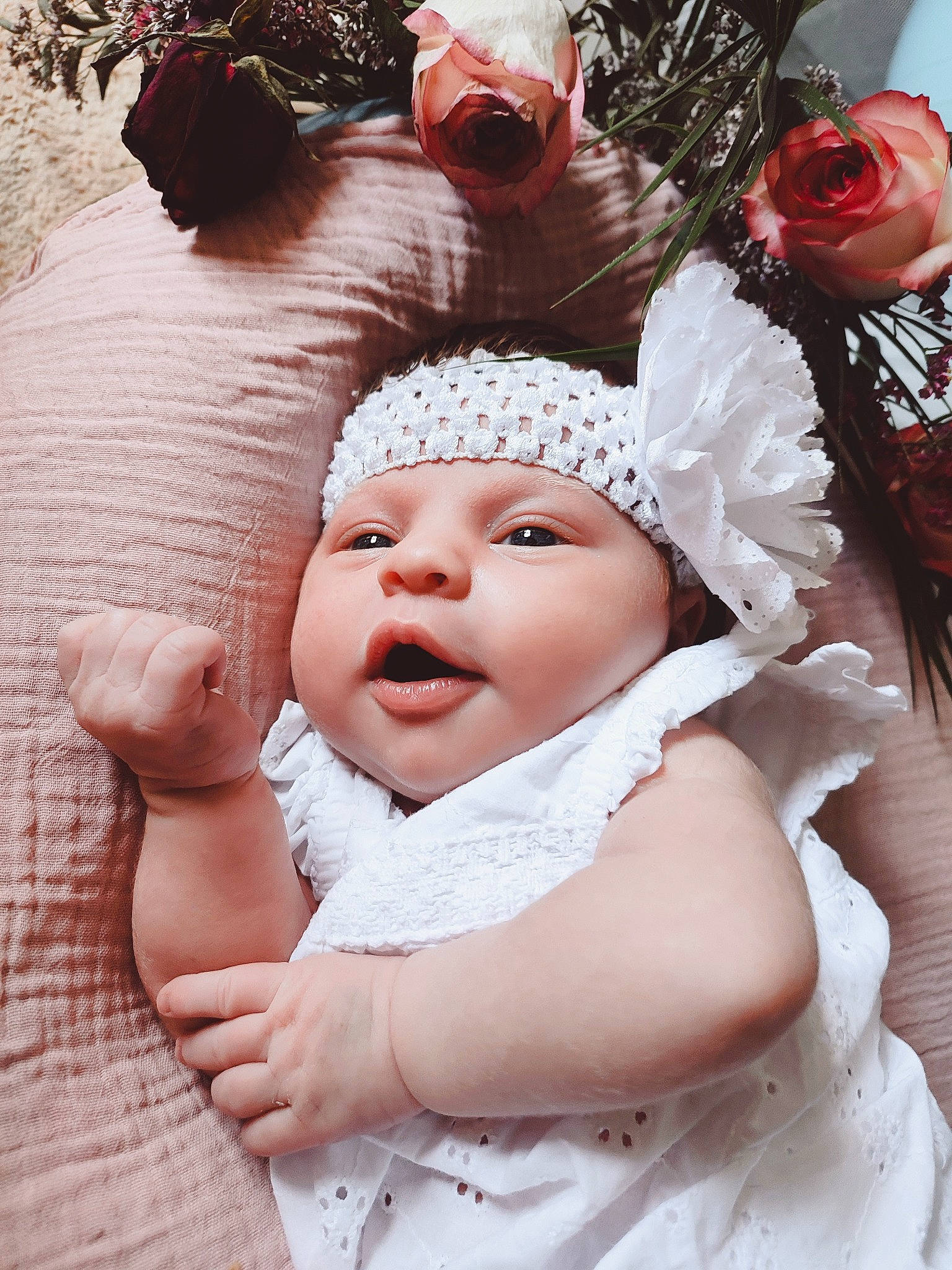 Cataleya a rejoint le concours — aidez-le/la à gagner de superbes lots ! baby, baby_toddler_clothing, bridal_accessory, cap, child, event, fashion_accessory, fun, gesture, hair_accessory, happy, headgear, headpiece, headwear, jewellery, person, petal, pink, skin, textile