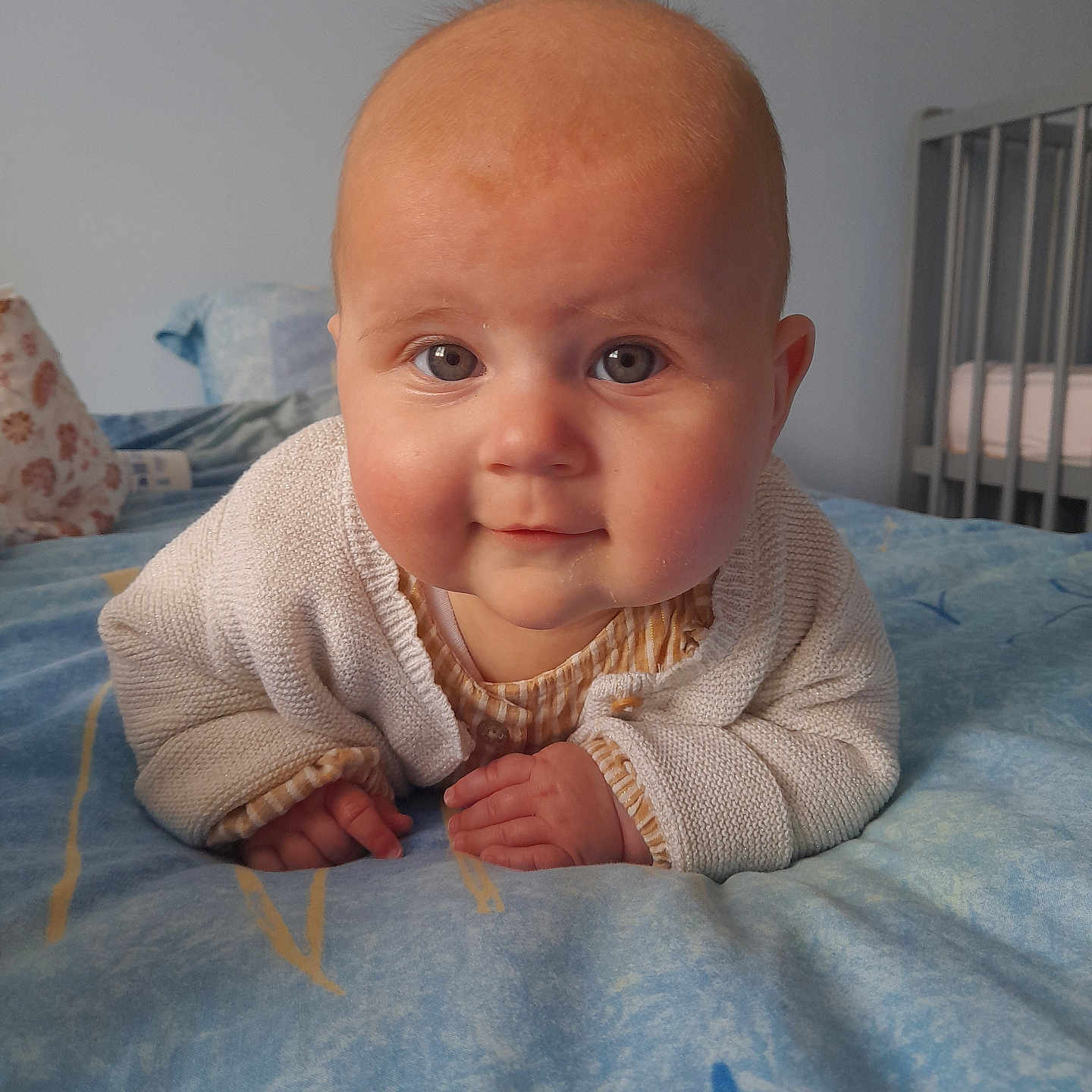 Giulia a rejoint le concours — aidez-le/la à gagner de superbes lots ! baby, bed, bedroom, blanket, bodypart, clothing, crib, face, finger, furniture, hand, head, indoors, infantbed, knitwear, person, photography, portrait, room, sweater