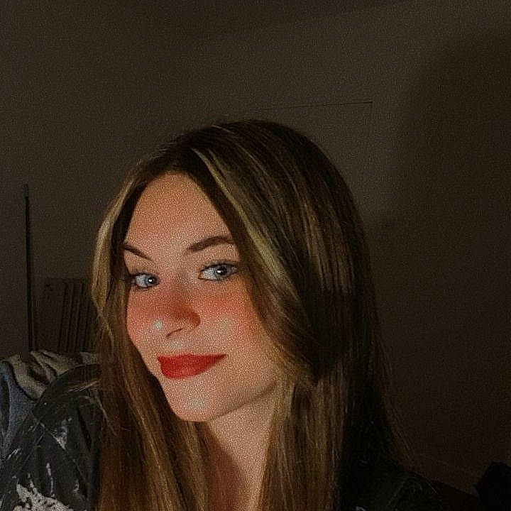 Melissa a rejoint le concours — aidez-le/la à gagner de superbes lots ! bangs, black_hair, cheek, chin, cosmetics, eye_liner, eyebrow, eyelash, flash_photography, forehead, iris, jaw, joy, layered_hair, lip, lipstick, makeover, mouth, nose, person