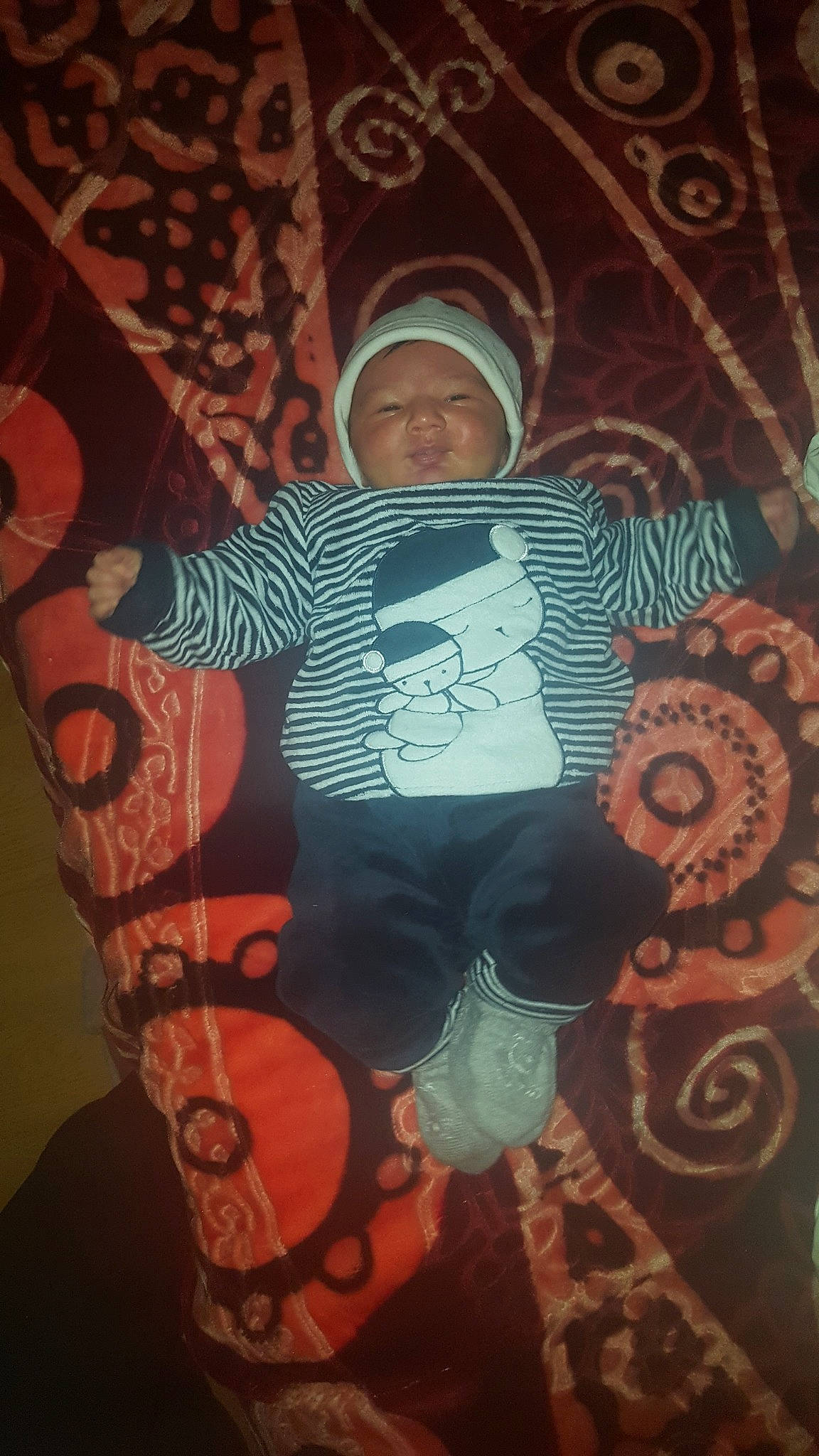 Danny participe au concours pour gagner de l'argent avec cette photo : art, design, headwear, human, pattern, person, space, visual_arts