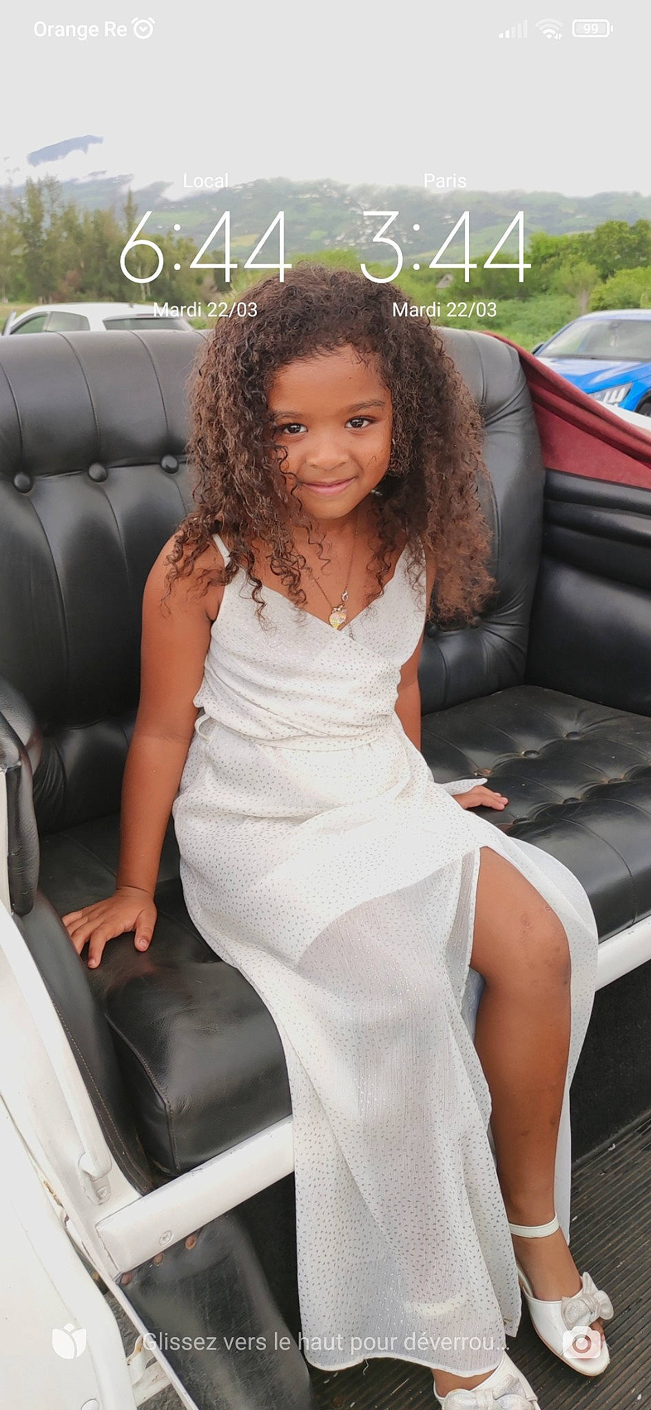 Léa a rejoint le concours — aidez-le/la à gagner de superbes lots ! automotive_design, beauty, black_hair, comfort, dress, flash_photography, hair, hairstyle, happy, human_body, human_leg, joint, joy, leg, leisure, motor_vehicle, person, smile, thigh, vehicle