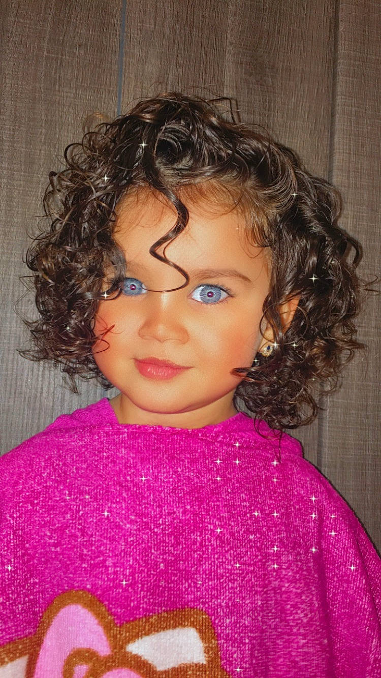 Anissa a rejoint le concours — aidez-le/la à gagner de superbes lots ! black_hair, cheek, chin, eye, eyebrow, eyelash, face, forehead, hair, head, iris, lip, lipstick, magenta, nose, person, pink, skin, sleeve, smile