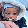 Emil participe au concours pour gagner de l'argent avec cette photo : baby, child, pacifier, hood, blue_clothing, fur_trim, close_up, winter_clothing, hand, adult_hand, face, portrait, cute, warm, outdoor, cold_weather, infant, young_child, expression, soft_light