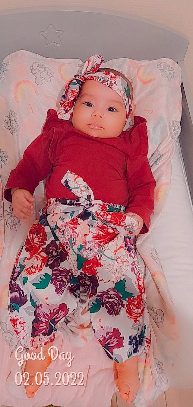 Liliane a rejoint le concours — aidez-le/la à gagner de superbes lots ! baby, baby_toddler_clothing, beauty, cheek, child, dress, eye, facial_expression, happy, headwear, linens, lip, magenta, neck, pattern, person, pink, skin, sleeve, t_shirt