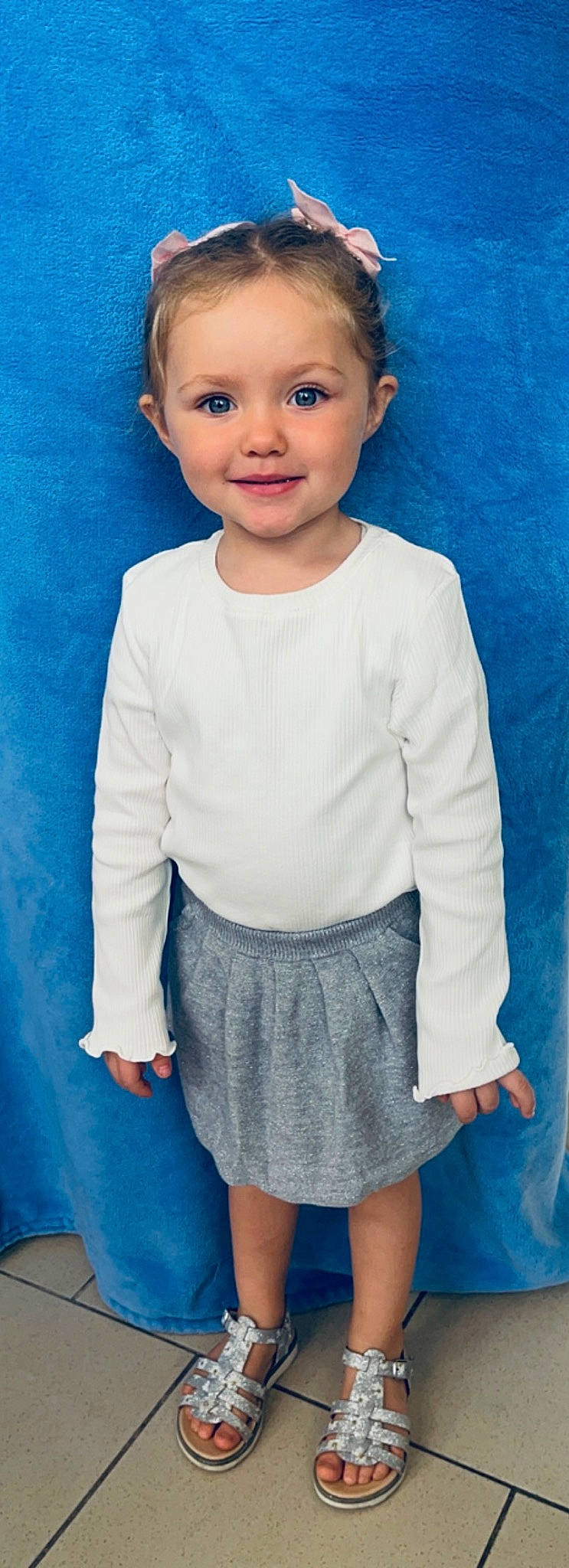 Thaïs participe au concours pour gagner de l'argent avec cette photo : arm, azure, baby_toddler_clothing, blue, dress_shirt, electric_blue, flash_photography, happy, human_body, joy, neck, pattern, person, shoulder, sleeve, smile, standing, t_shirt, toddler, vintage_clothing