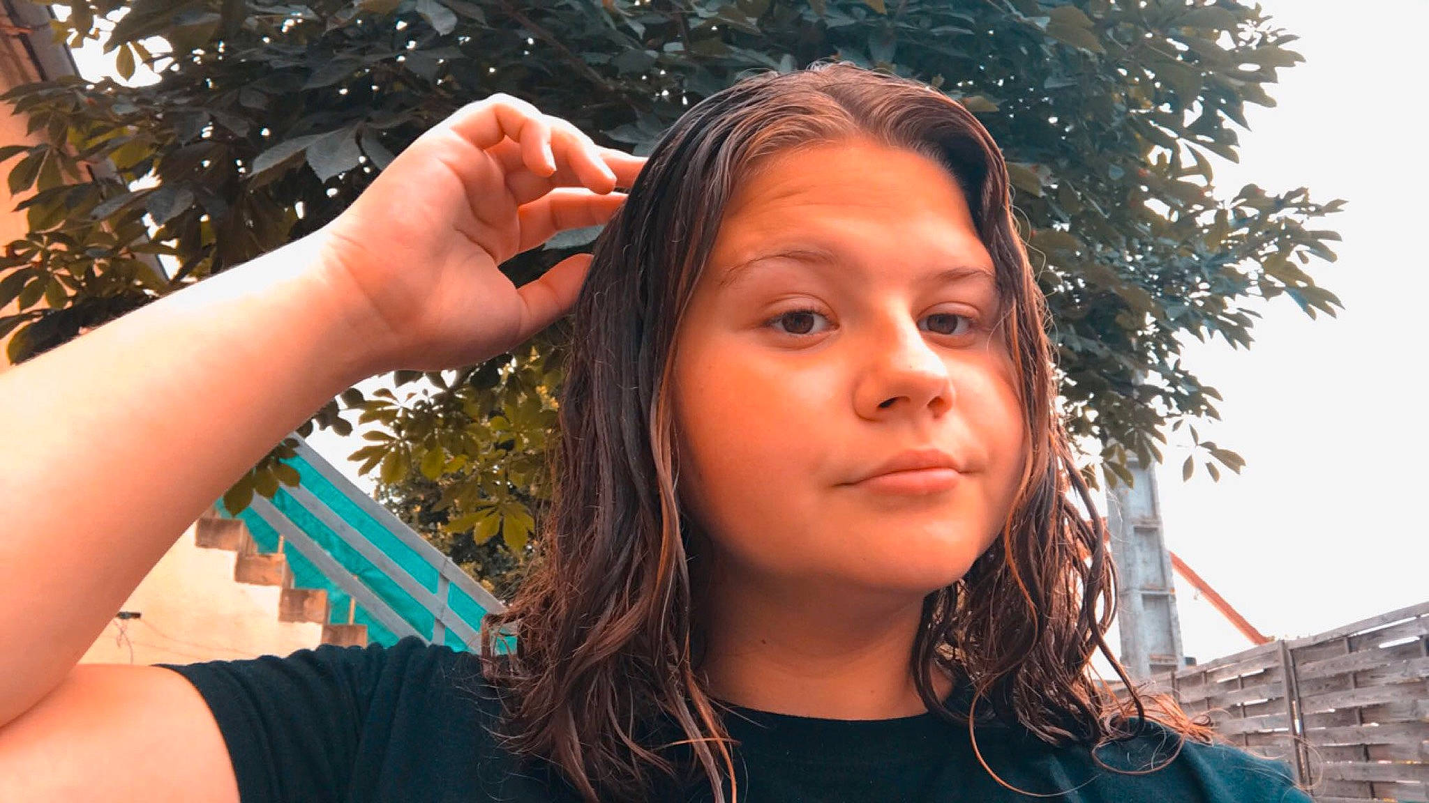 Ana participe au concours pour gagner de l'argent avec cette photo : beauty, black_hair, brown_hair, chin, face, forehead, gesture, grass, hair, hair_coloring, hairstyle, hand, head, lip, long_hair, nose, person, photography, smile, summer