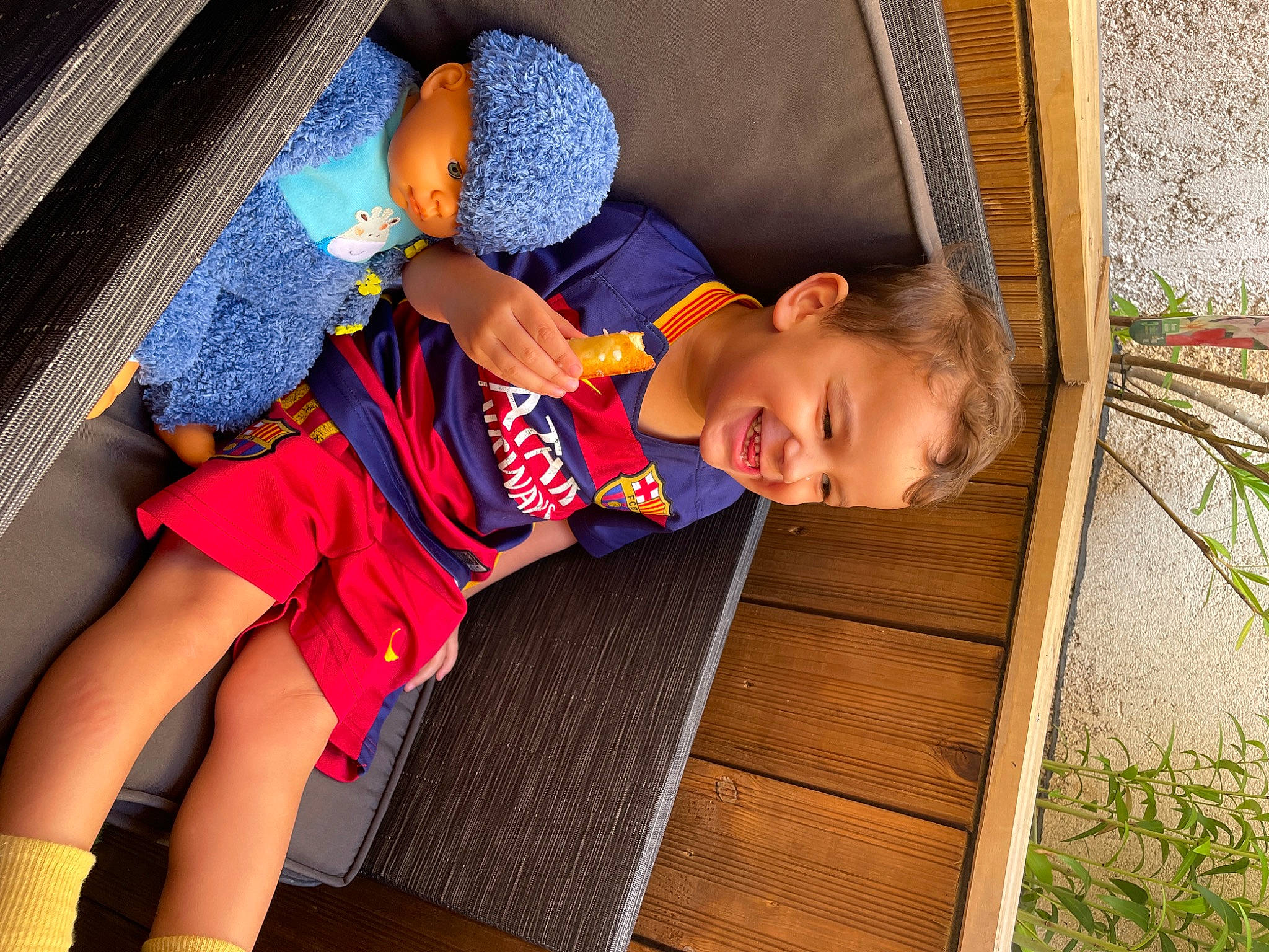 Tom participe au concours pour gagner de l'argent avec cette photo : baby_toddler_clothing, child, comfort, electric_blue, floor, flooring, fun, hardwood, headwear, human_leg, joy, knee, leisure, orange, person, play, shorts, sitting, sock, t_shirt