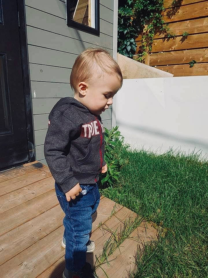 Ethan participe au concours pour gagner de l'argent avec cette photo : baby, baby_toddler_clothing, child, denim, door, flooring, fun, grass, hardwood, home_door, house, pattern, people_in_nature, person, plant, sleeve, t_shirt, toddler, tree, window
