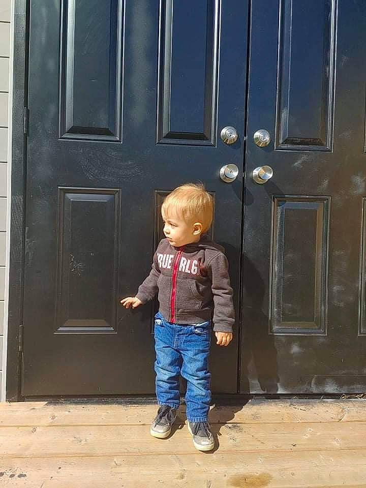 Ethan participe au concours pour gagner de l'argent avec cette photo : denim, door, electric_blue, floor, flooring, footwear, gesture, home_door, human, jeans, leg, mammal, person, product, street_fashion, tints_and_shades, toddler, tree, vertebrate, wall