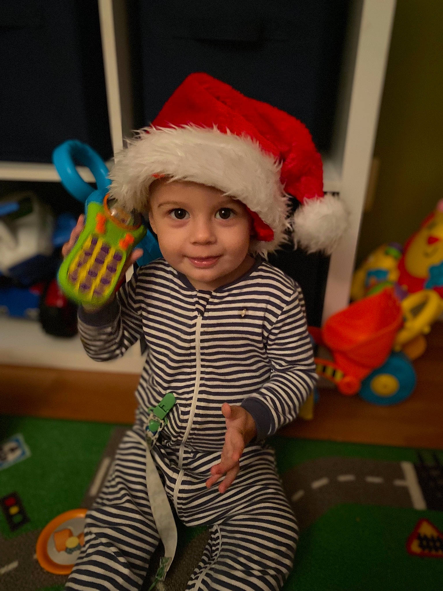 Ethan a rejoint le concours — aidez-le/la à gagner de superbes lots ! baby, baby_toddler_clothing, child, costume_hat, design, event, eye, face, fun, hat, headwear, holiday, joy, party, party_supply, person, play, room, sitting, sleeve