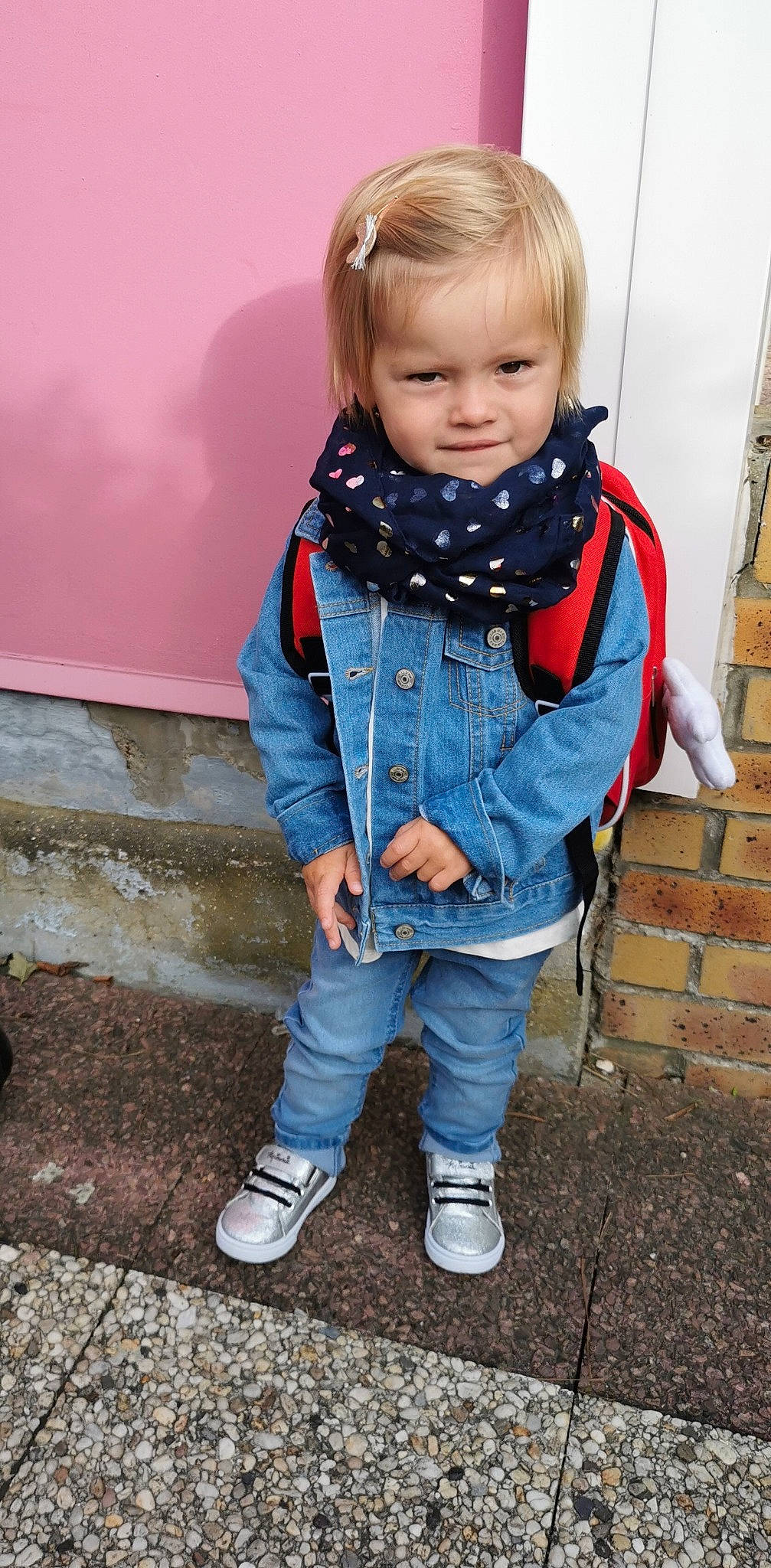 Alix participe au concours pour gagner de l'argent avec cette photo : baby, baby_toddler_clothing, child, denim, dress, electric_blue, eye, face, fun, happy, head, jacket, leg, outerwear, person, skin, sleeve, smile, street_fashion, toddler