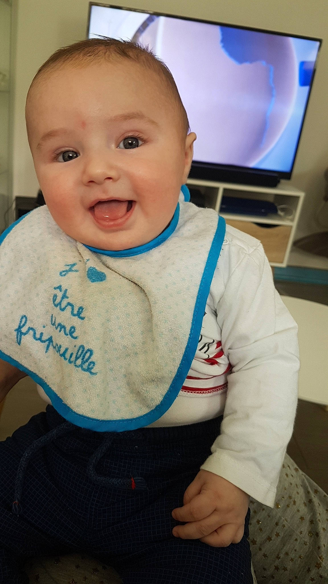 Baptiste participe au concours pour gagner de l'argent avec cette photo : baby, bib, cheek, child, chin, eye, face, facial_expression, forehead, head, lip, neck, nose, person, skin, smile, t_shirt, toddler