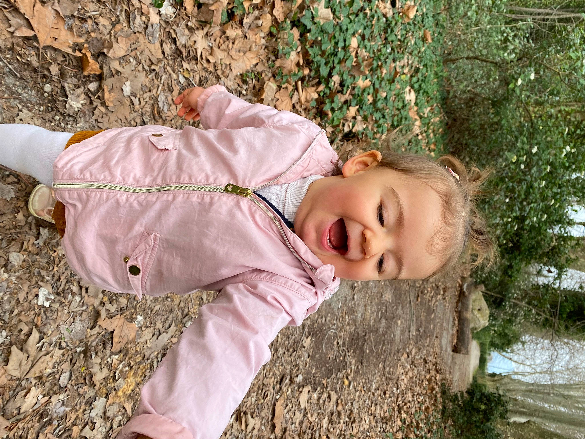 Hanna a rejoint le concours — aidez-le/la à gagner de superbes lots ! baby_toddler_clothing, child, fun, grass, grass_family, happy, leisure, people_in_nature, person, plant, portrait_photography, sitting, smile, soil, toddler, tree, trunk, wood