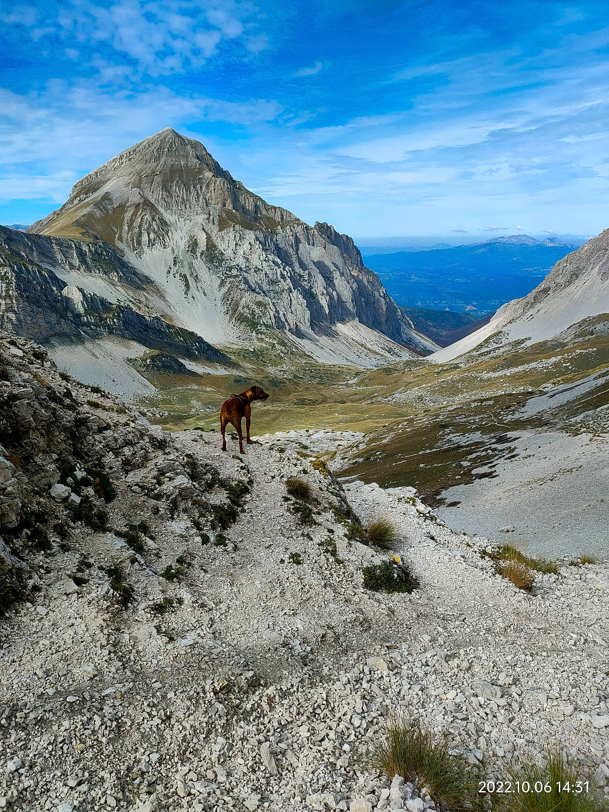 Shadow participe au concours pour gagner de l'argent avec cette photo : arete, cloud, glacial_landform, grass, grassland, hill, landscape, massif, mountain, mountain_range, natural_landscape, plant, plateau, road, rock, sky, slope, snow, terrain, valley