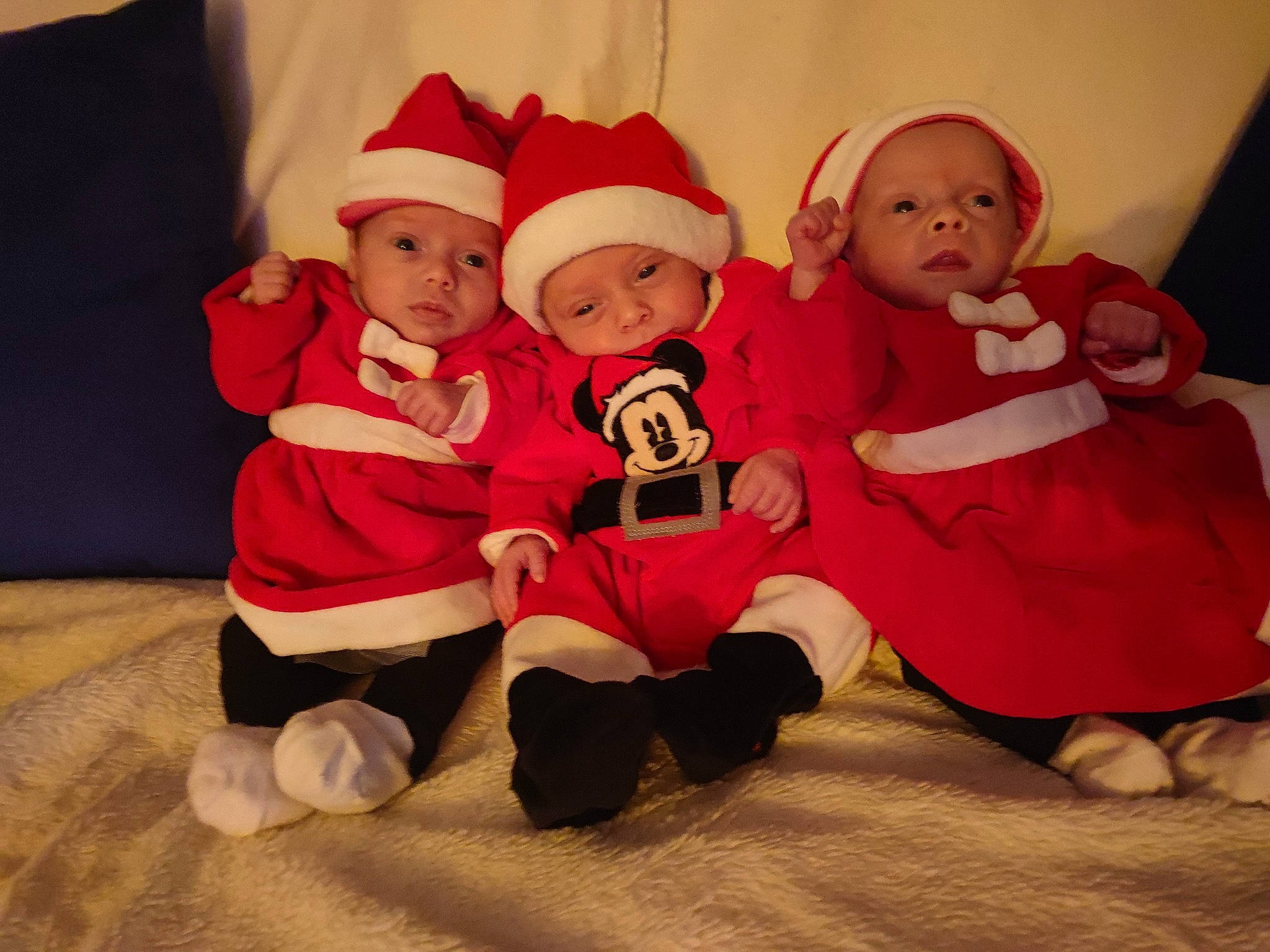 Gabin Ambre Et Camélia a rejoint le concours — aidez-le/la à gagner de superbes lots ! baby, baby_toddler_clothing, cap, christmas, comfort, costume_hat, event, fictional_character, flooring, fun, happy, hat, headgear, headwear, holiday, human_body, lap, person, santa_claus, sleeve