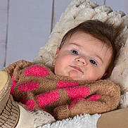 Olivia a rejoint le concours — aidez-le/la à gagner de superbes lots ! baby, infant, sweater, pink, brown, boots, knitted_socks, blanket, plush, soft_fabric, face, portrait, indoor, child, cute, cozy, relaxed, person, warm_clothing, resting