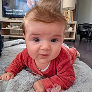 Olivia participe au concours pour gagner de l'argent avec cette photo : baby, blanket, car_seat, clothing, curious, expression, eyes, face, floor, furniture, hair, hands, indoor, infant, lamp, pacifier, person_on_tv, red, television, toddler