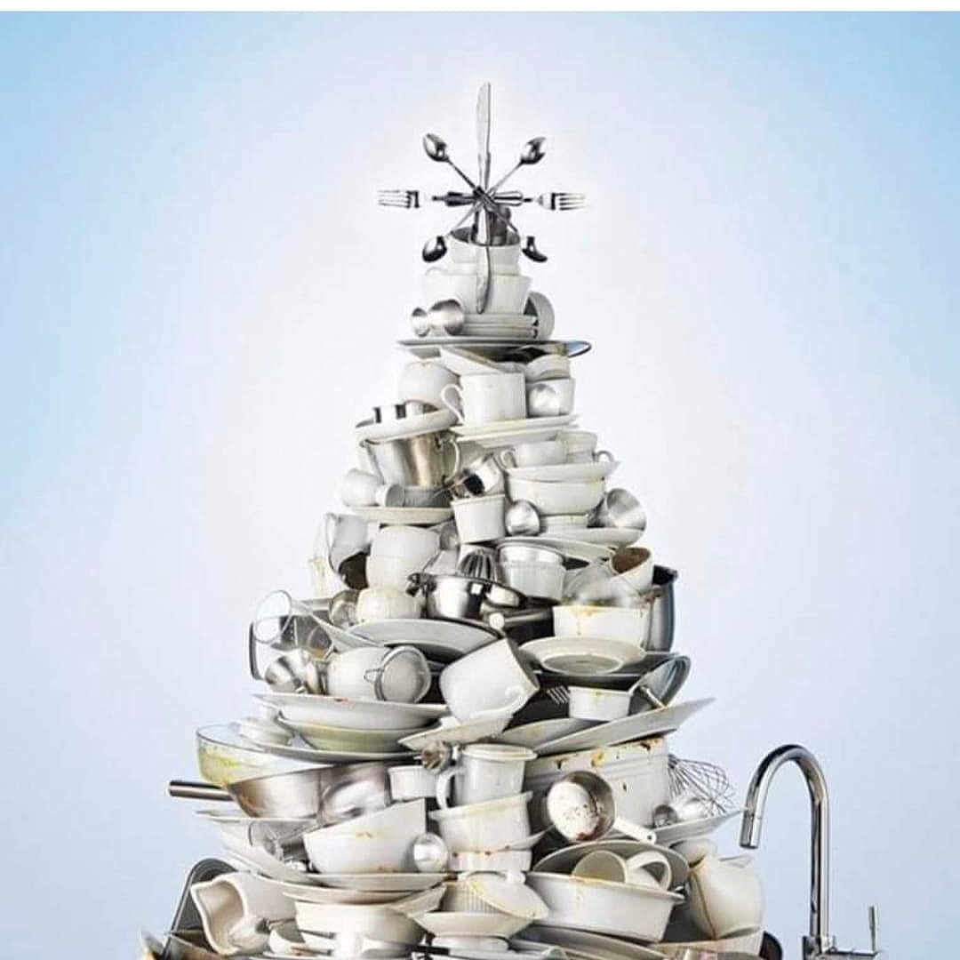 Lyla a rejoint le concours — aidez-le/la à gagner de superbes lots ! art, christmas_decoration, christmas_ornament, conifer, drinkware, event, fashion_accessory, font, glass, holiday, liquid, machine, metal, plant, sculpture, serveware, still_life_photography, table, tree, wedding_ceremony_supply