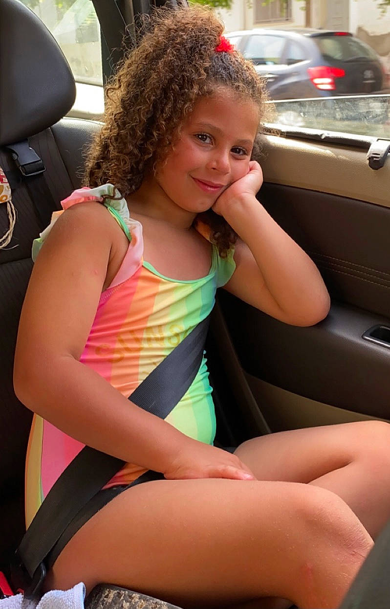 Sheyma a rejoint le concours — aidez-le/la à gagner de superbes lots ! automotive_design, black_hair, car, car_seat, car_seat_cover, face, finger, hair, human_body, joy, leg, leisure, motor_vehicle, muscle, person, skin, smile, steering_wheel, summer, thigh