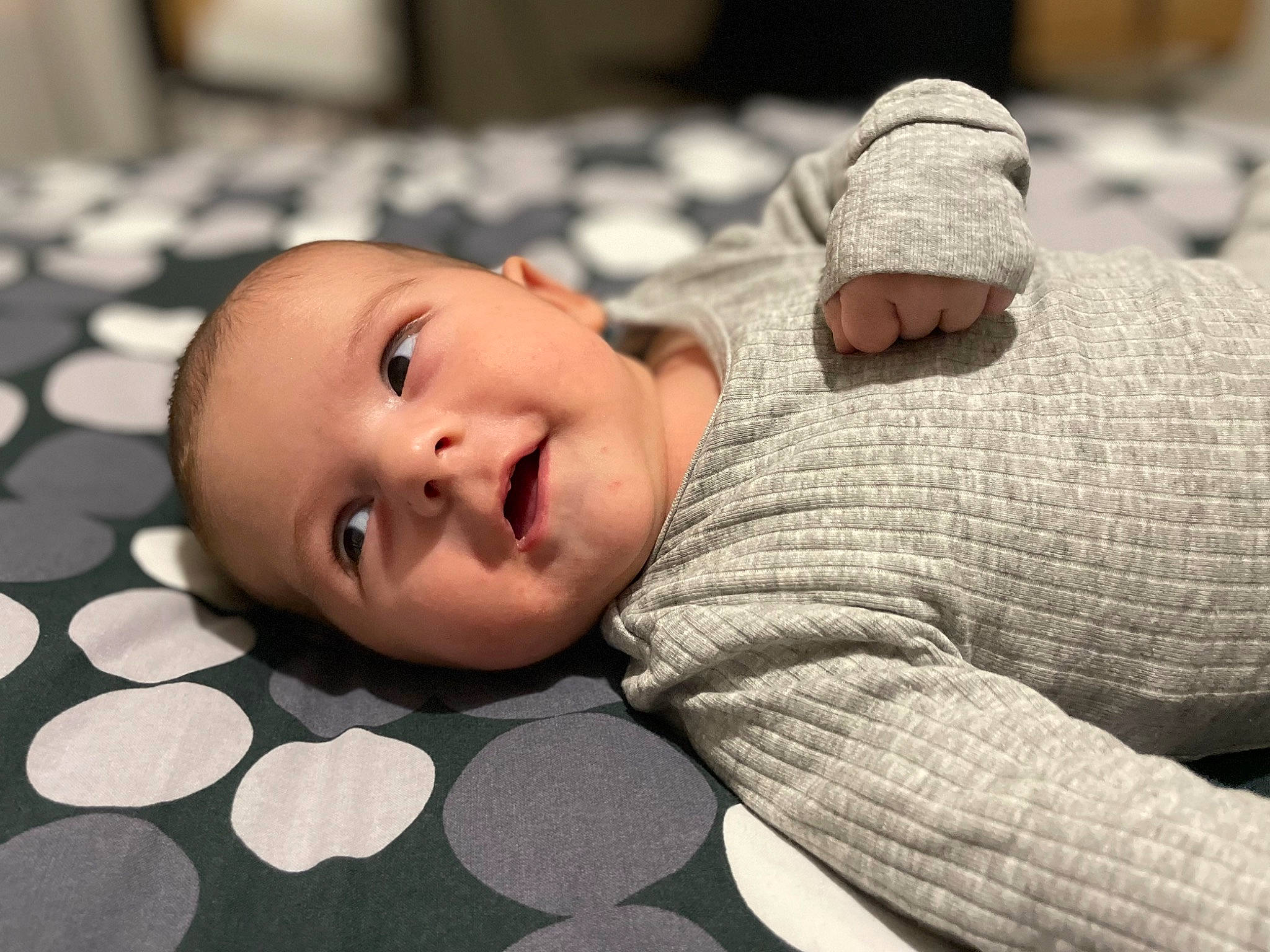 Robin a rejoint le concours — aidez-le/la à gagner de superbes lots ! baby, baby_toddler_clothing, cheek, child, comfort, eye, flash_photography, flooring, grass, happy, head, mouth, nose, pattern, person, room, sitting, skin, smile, toddler