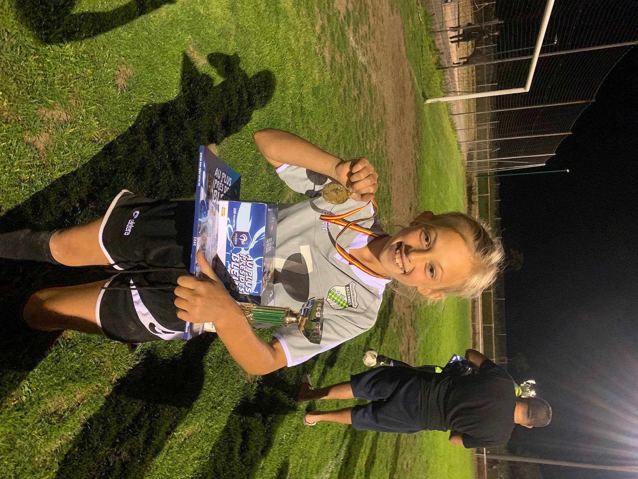 Hasna a rejoint le concours — aidez-le/la à gagner de superbes lots ! arm, cool, flash_photography, fun, grass, green, happy, human_leg, joy, knee, leg, leisure, person, player, recreation, sitting, sneakers, sports_uniform, sportswear, t_shirt