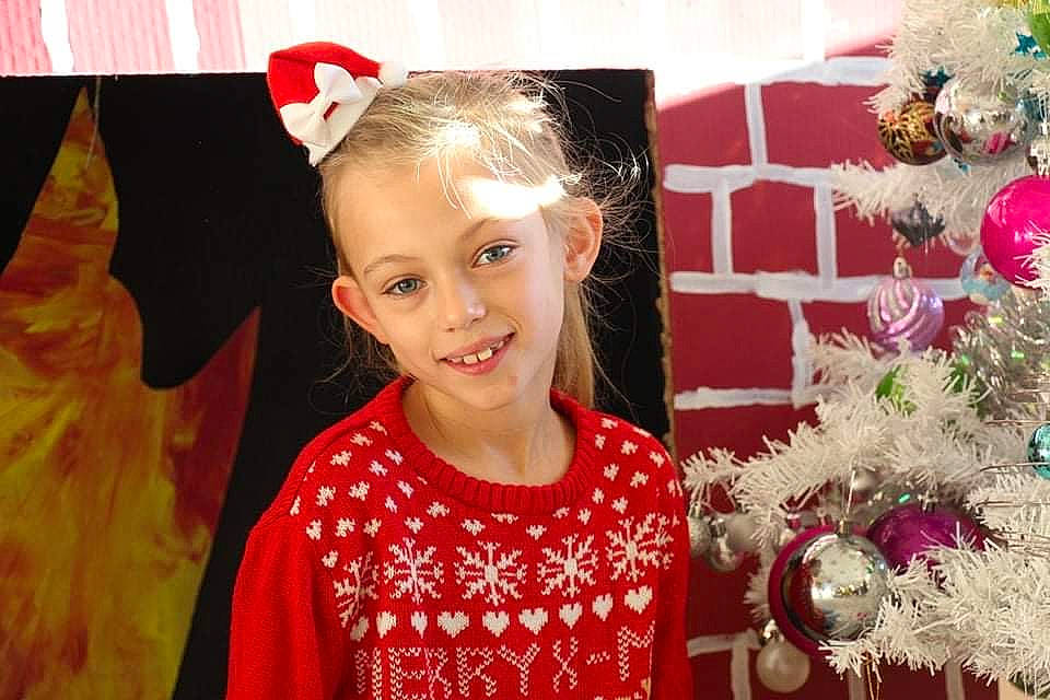 Hasna participe au concours pour gagner de l'argent avec cette photo : beauty, christmas, christmas_decoration, christmas_ornament, christmas_tree, event, evergreen, facial_expression, happy, holiday, holiday_ornament, joy, ornament, people, person, pink, plant, red, smile, toddler