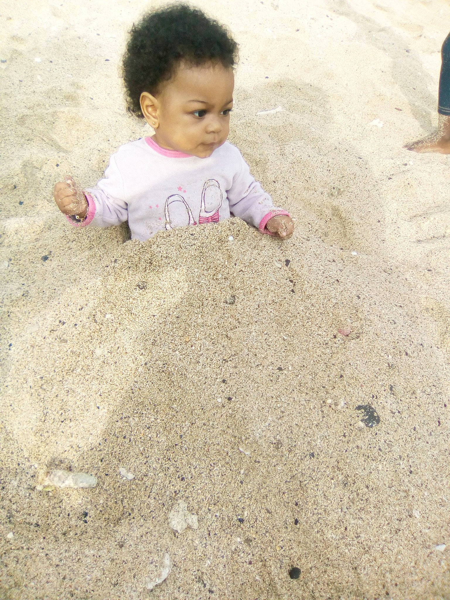 Aïka participe au concours pour gagner de l'argent avec cette photo : child, fun, girl, infant, material, person, play, sand, soil, toddler, vacation