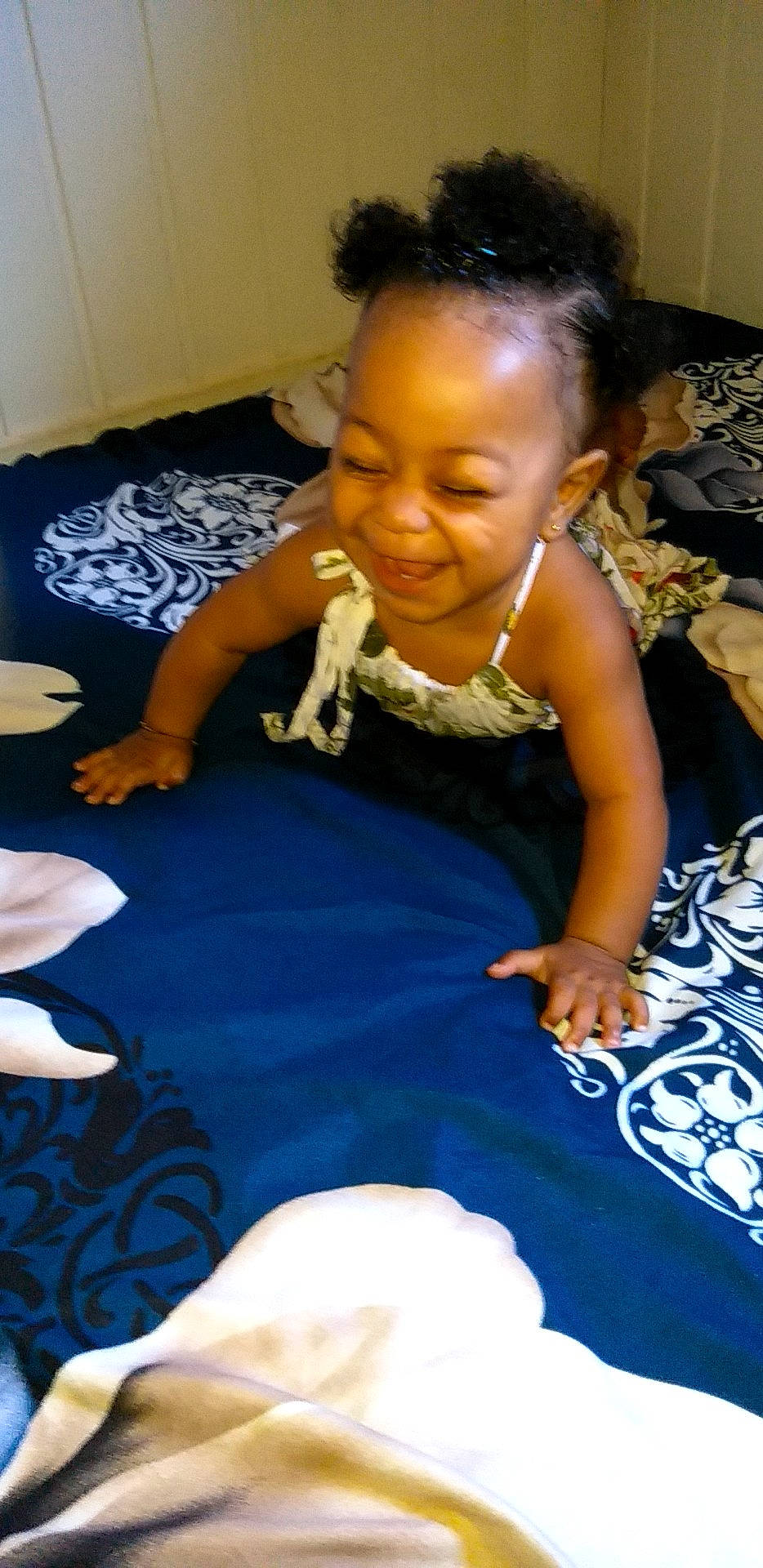 Aïka participe au concours pour gagner de l'argent avec cette photo : child, day, fun, girl, joy, person, play, product, sitting, smile, toddler