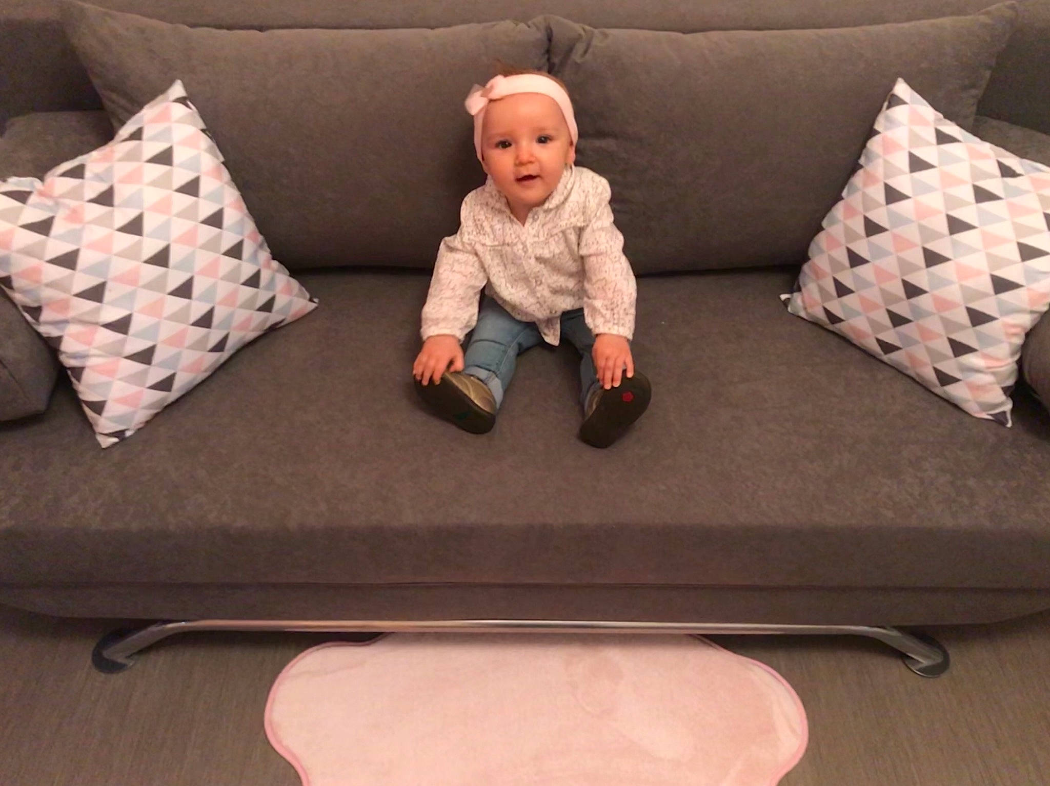 Mïa participe au concours pour gagner de l'argent avec cette photo : bed, chair, child, comfort, couch, cushion, floor, flooring, furniture, infant, mattress, person, pillow, product, table, textile, toddler