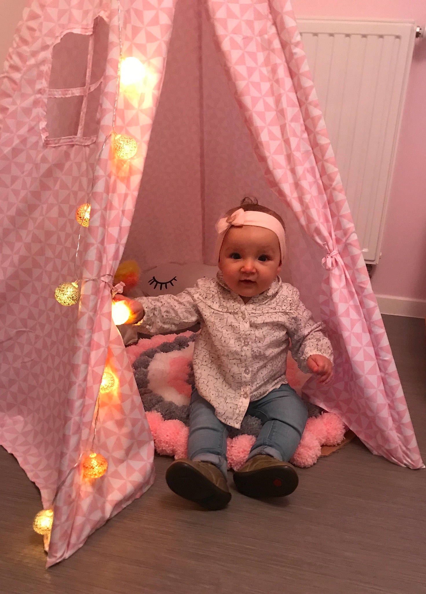 Mïa participe au concours pour gagner de l'argent avec cette photo : baby_products, bed, child, flooring, fun, girl, headwear, infant, person, pink, play, product, room, skin, textile, toddler, toy