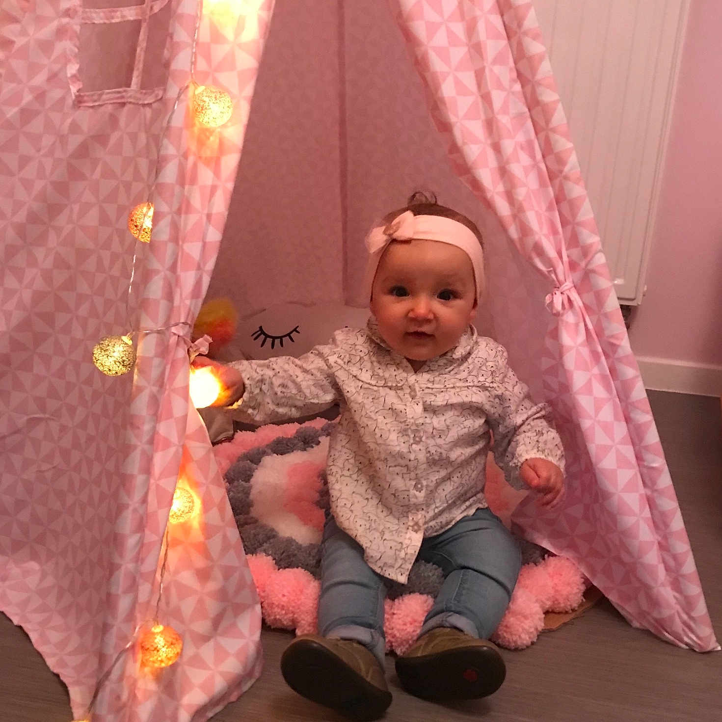 Mïa participe au concours pour gagner de l'argent avec cette photo : baby_products, bed, child, flooring, fun, girl, headwear, infant, person, pink, play, product, room, skin, textile, toddler, toy