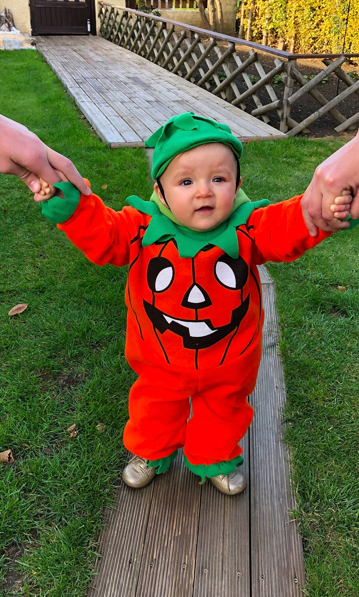 Mïa a rejoint le concours — aidez-le/la à gagner de superbes lots ! boy, child, clothing, costume, fun, grass, green, halloween, headgear, lawn, leisure, outerwear, person, personal_protective_equipment, play, product, recreation, smile, toddler