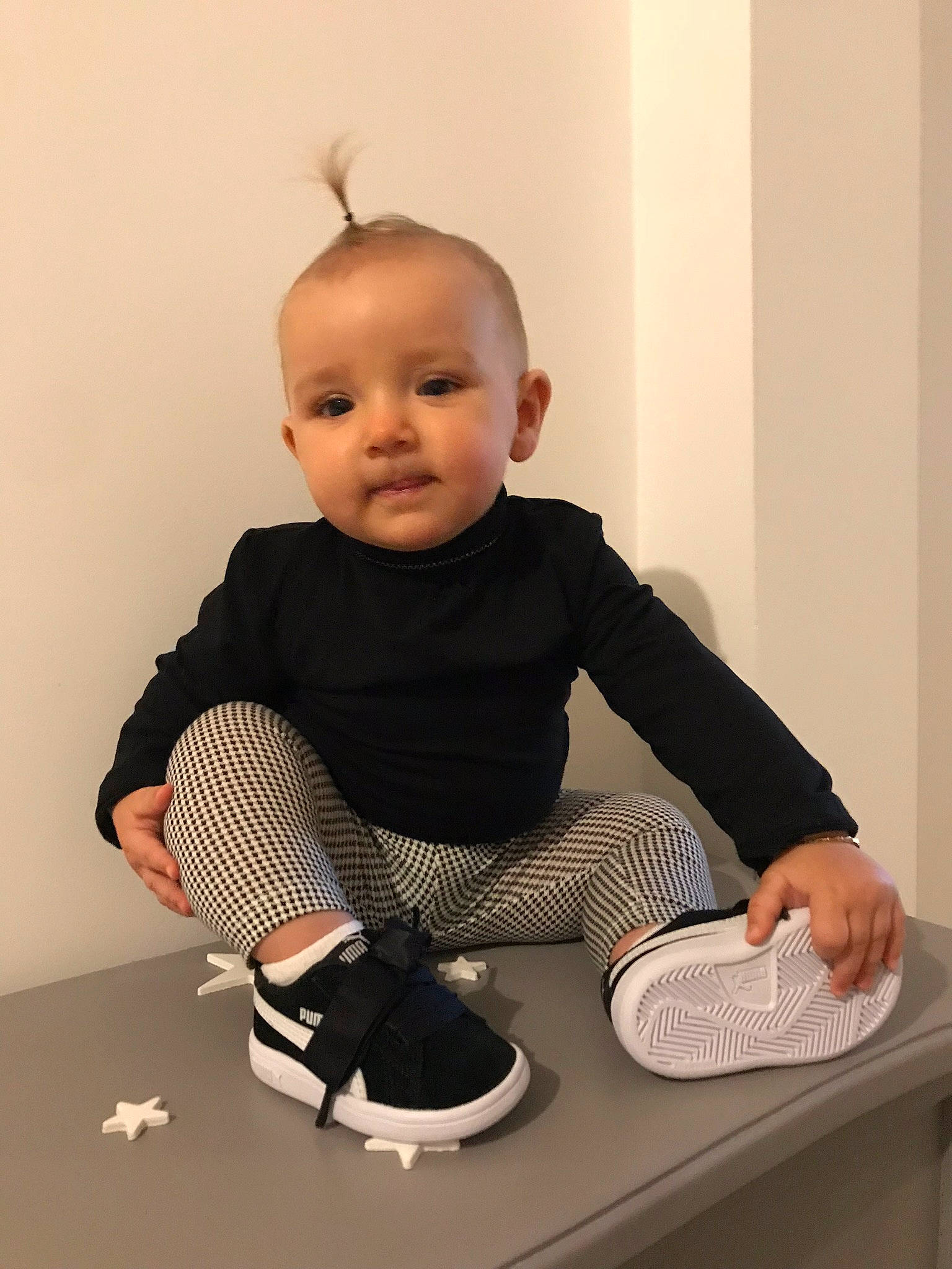 Mïa participe au concours pour gagner de l'argent avec cette photo : arm, child, design, infant, leg, person, product, shoe, shoulder, sitting, standing, toddler