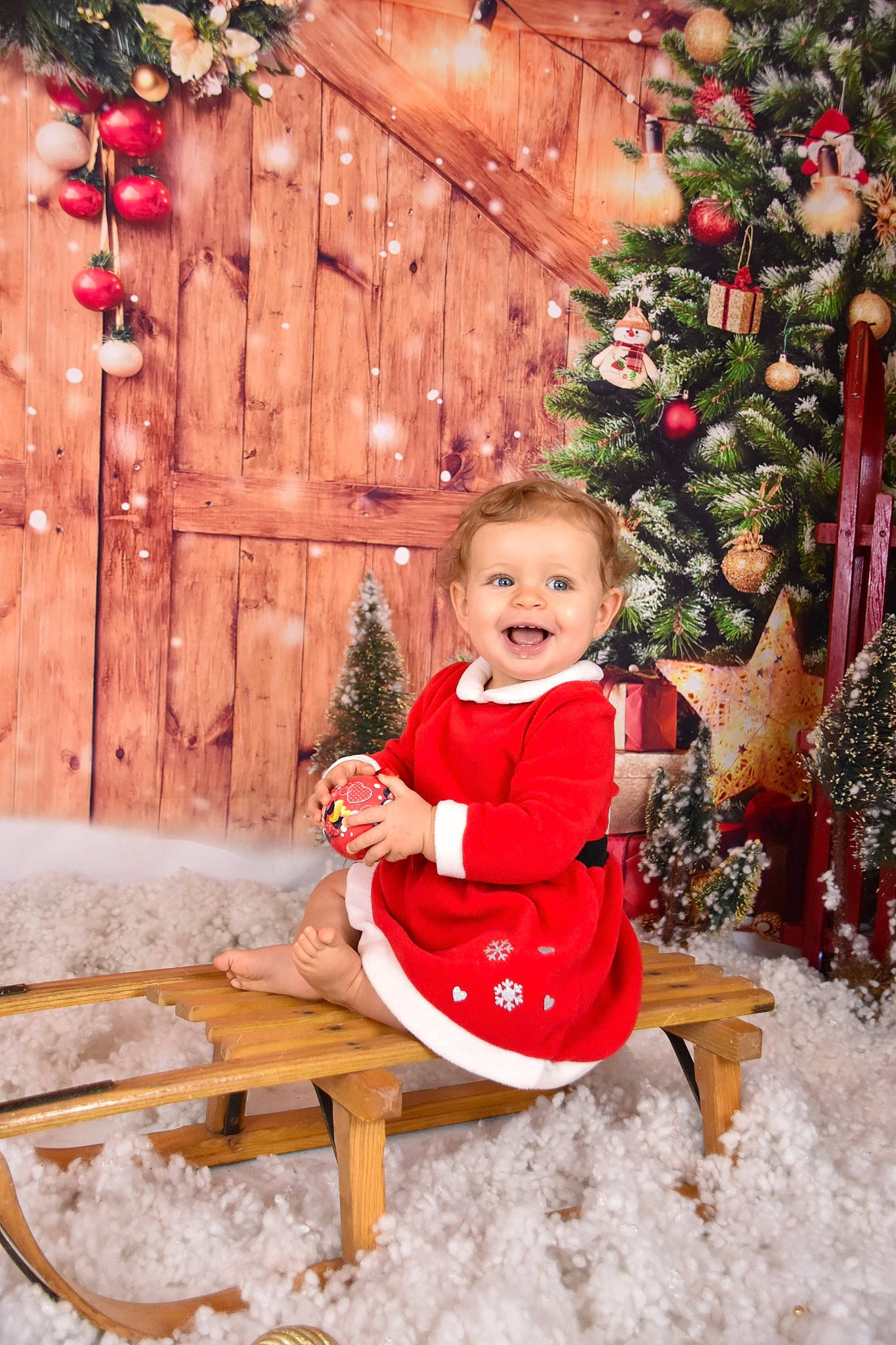 Léana participe au concours pour gagner de l'argent avec cette photo : baby_toddler_clothing, christmas_decoration, christmas_ornament, christmas_tree, door, dress, fun, happy, holiday, holiday_ornament, joy, leaf, ornament, people_in_nature, person, red, smile, standing, toddler, tree