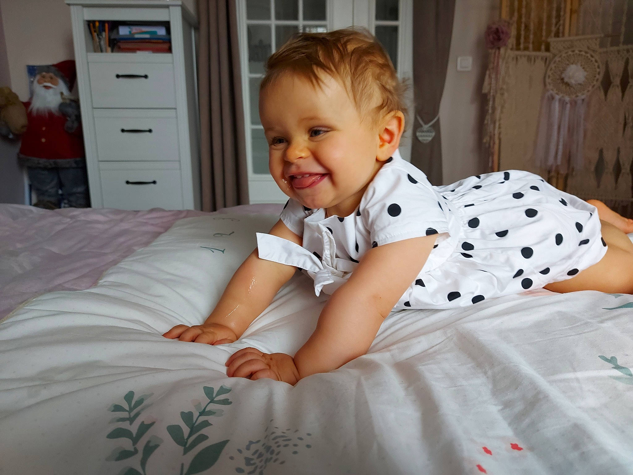 Léana participe au concours pour gagner de l'argent avec cette photo : baby, baby_toddler_clothing, cabinetry, chest, chest_of_drawers, child, comfort, drawer, dresser, facial_expression, flooring, fun, happy, joy, linens, pattern, person, sitting, sleeve, smile